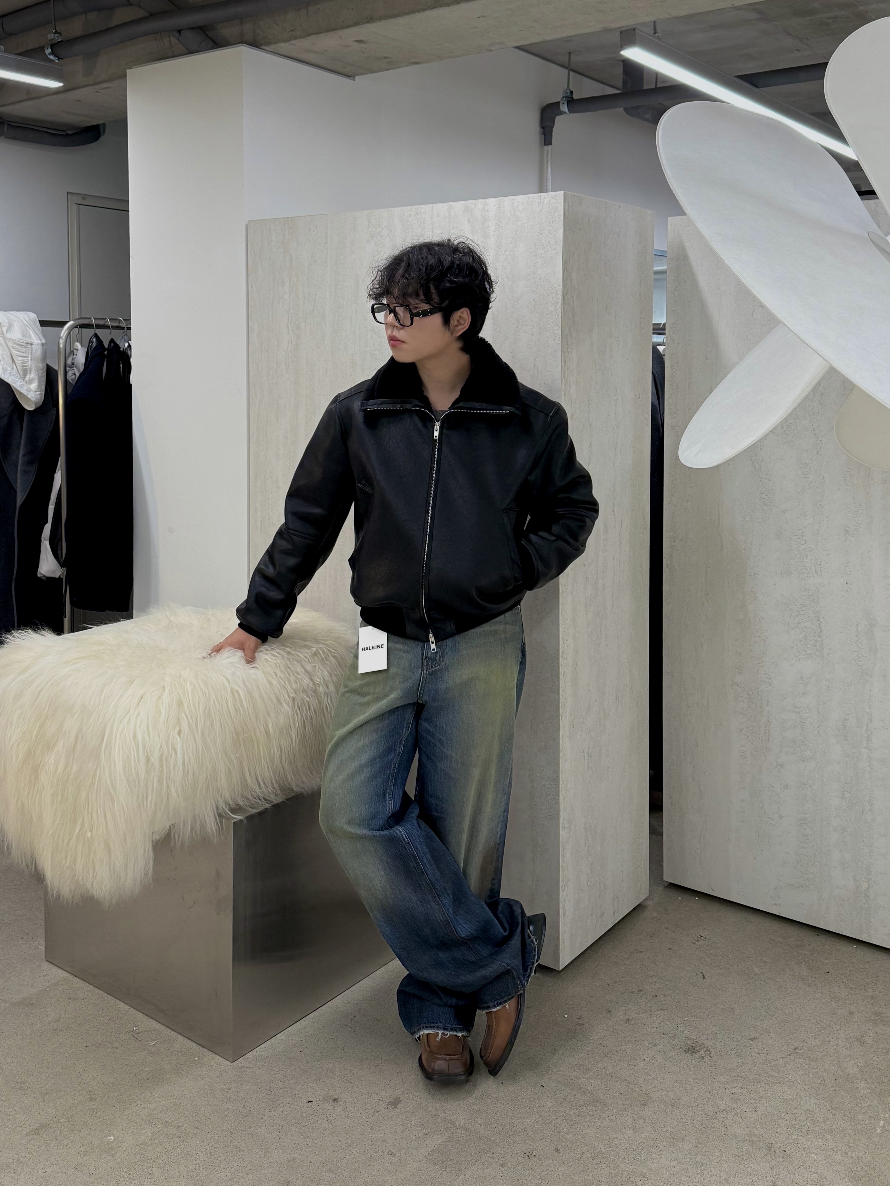 Haleine Wool Cashmere High Neck Coat Black (WJ423), Haleine Semi Wide Bootcut Mud Washed Jean (WB405) 착용 스타일 - 5