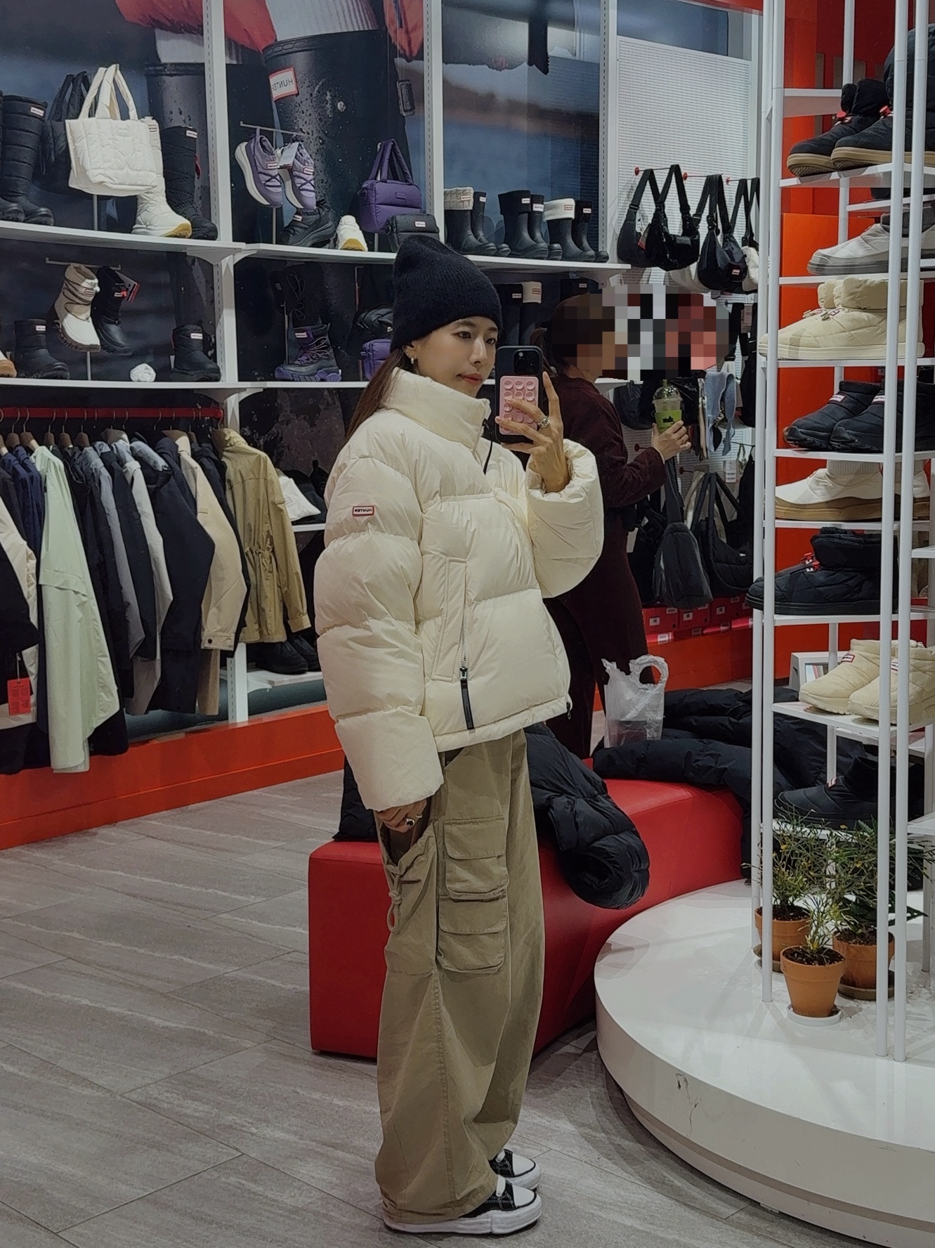 Fritur Kyoto Cargo Pants Beige_F251PT01, Maison Mihara Yasuhiro Peterson OG Sole Canvas Low Sneakers Black 착용 스타일 - 2