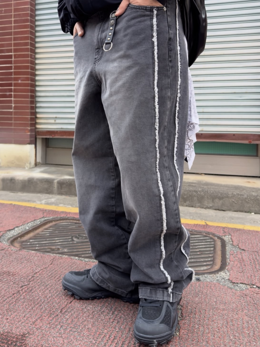 PHOS333 Two Tone Panel Jean Black, PHOS333 Two Tone Panel Jean Blue 착용 스타일 - 3