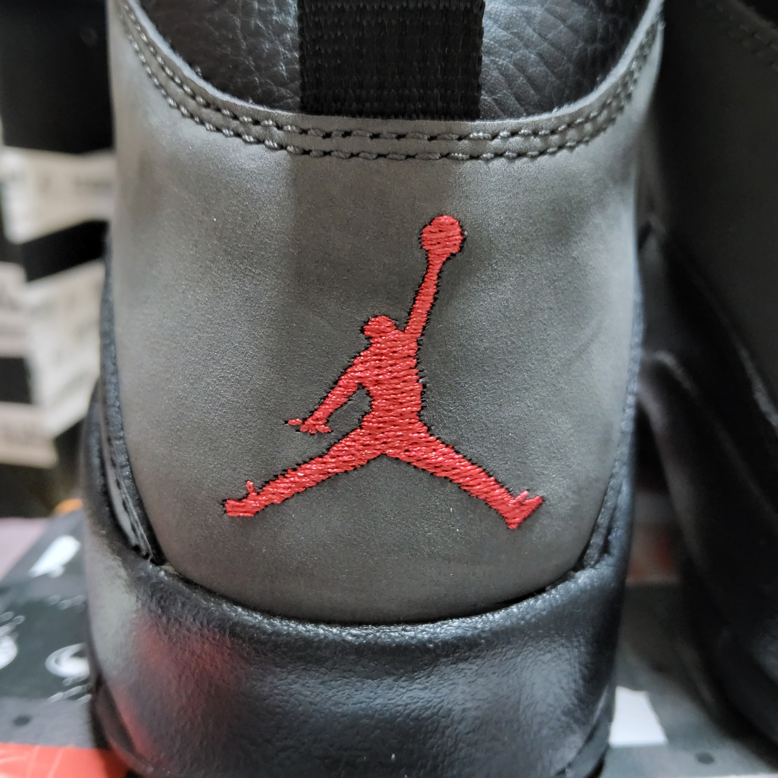Jordan 10 Retro Shadow Charred Grey and Black 착용 스타일 - 5