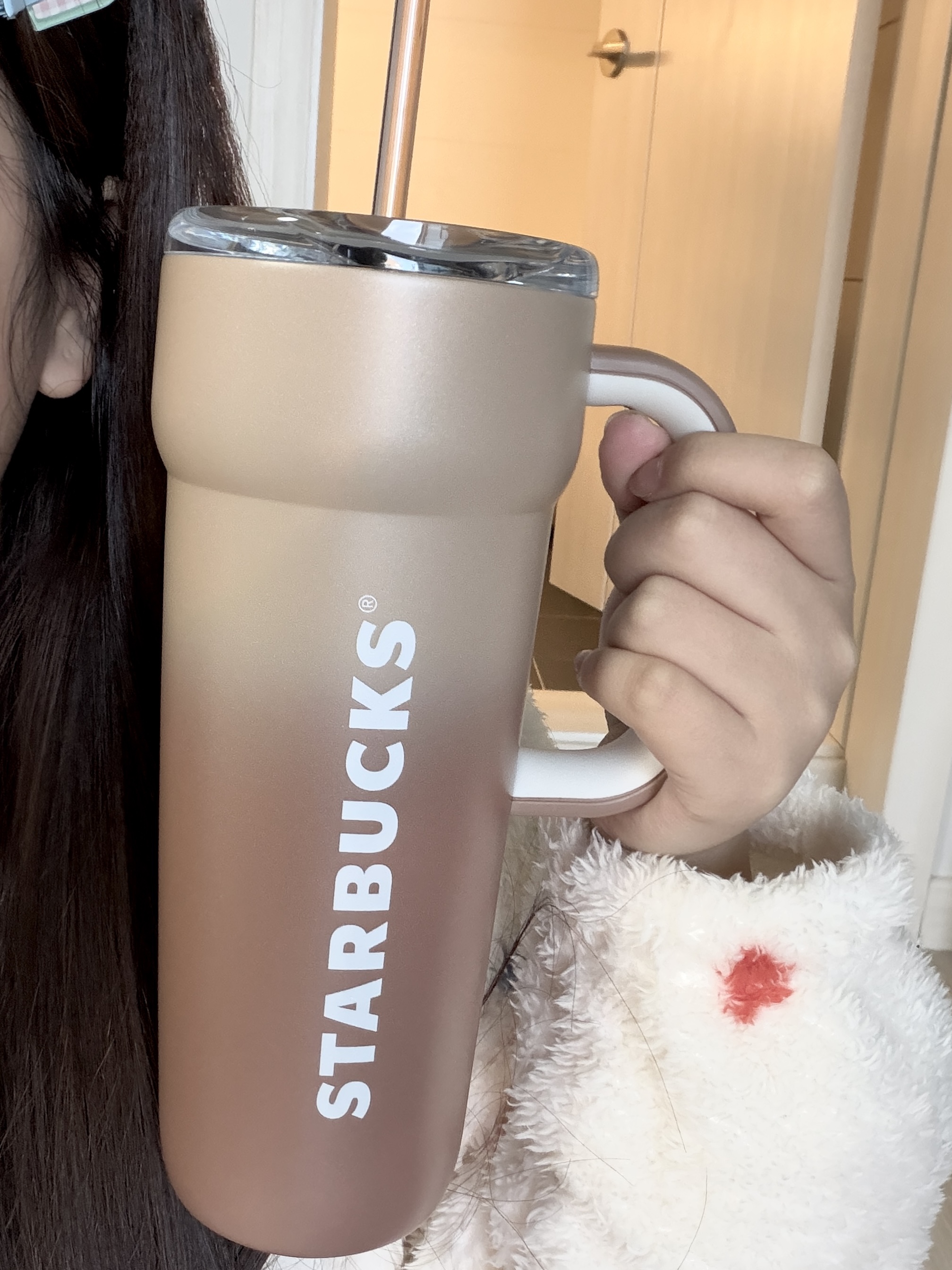 Starbucks SS Holiday Friends Quencher Tumbler 591ml, Starbucks SS Dante Tumbler Mocha Mousse 710ml 착용 스타일 - 2