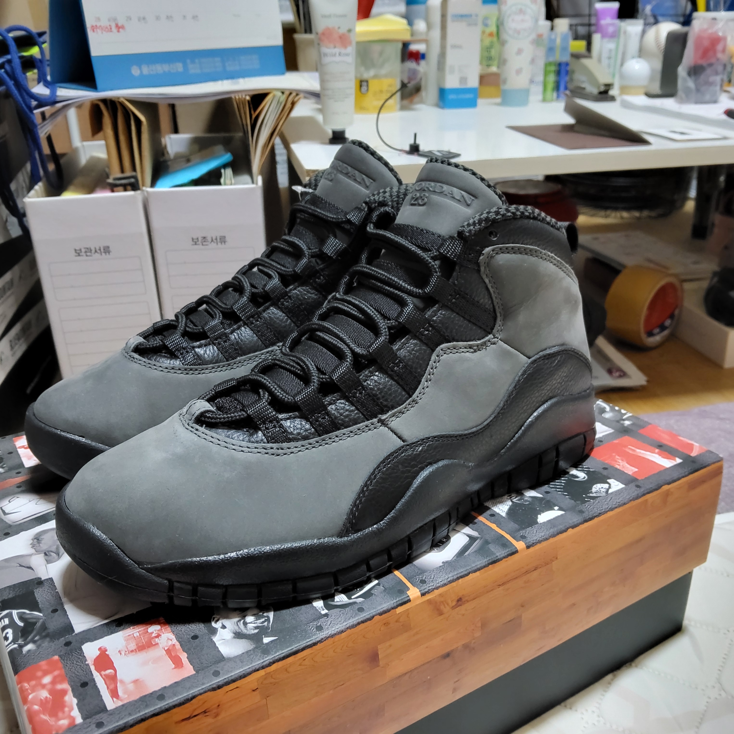 Jordan 10 Retro Shadow Charred Grey and Black 착용 스타일 - 1