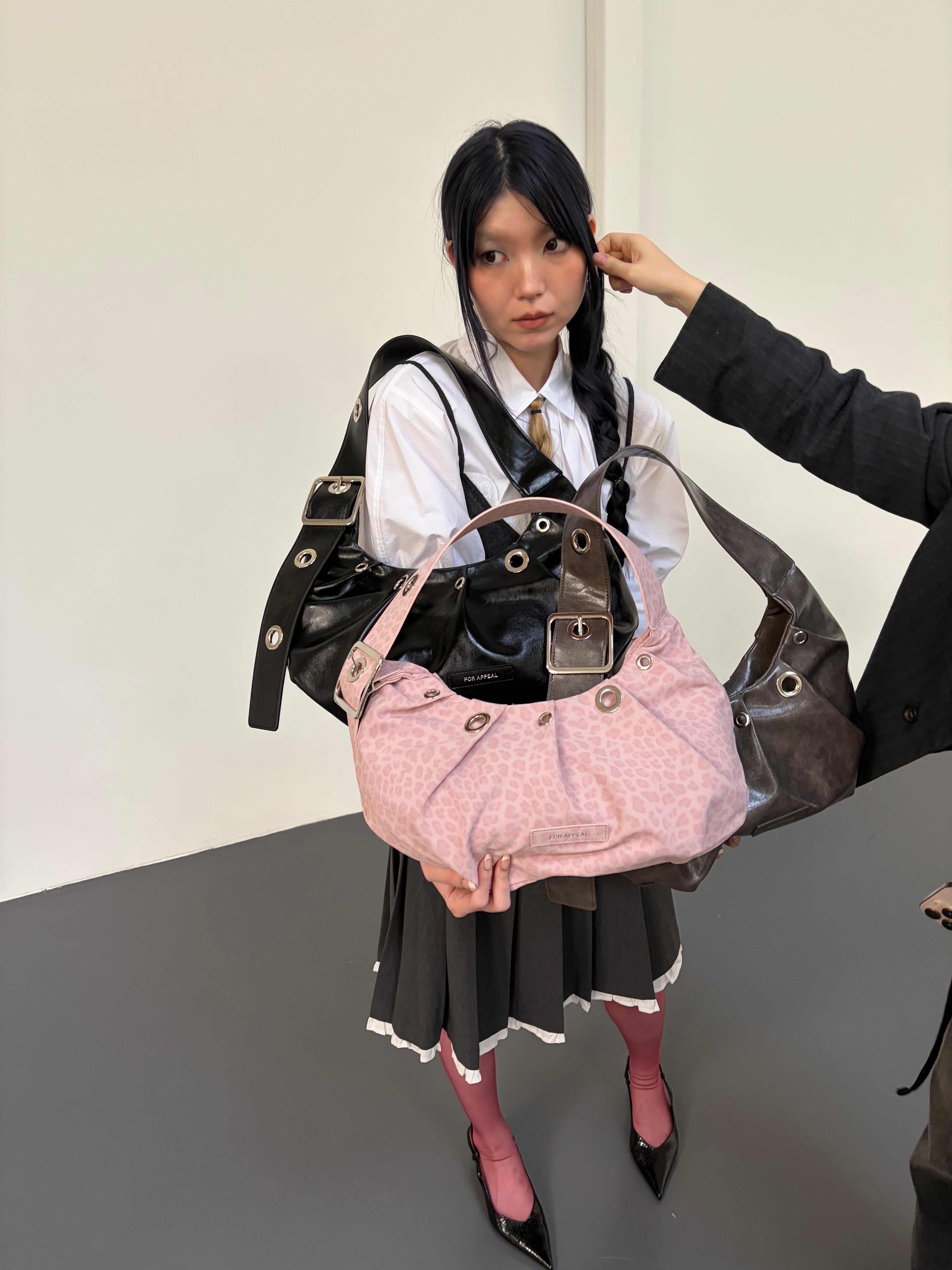 For Appeal Carry Light Hobo Bag  Leopard Pink, For Appeal Carry Light Hobo Bag  Choco Charcoal 착용 스타일 - 3