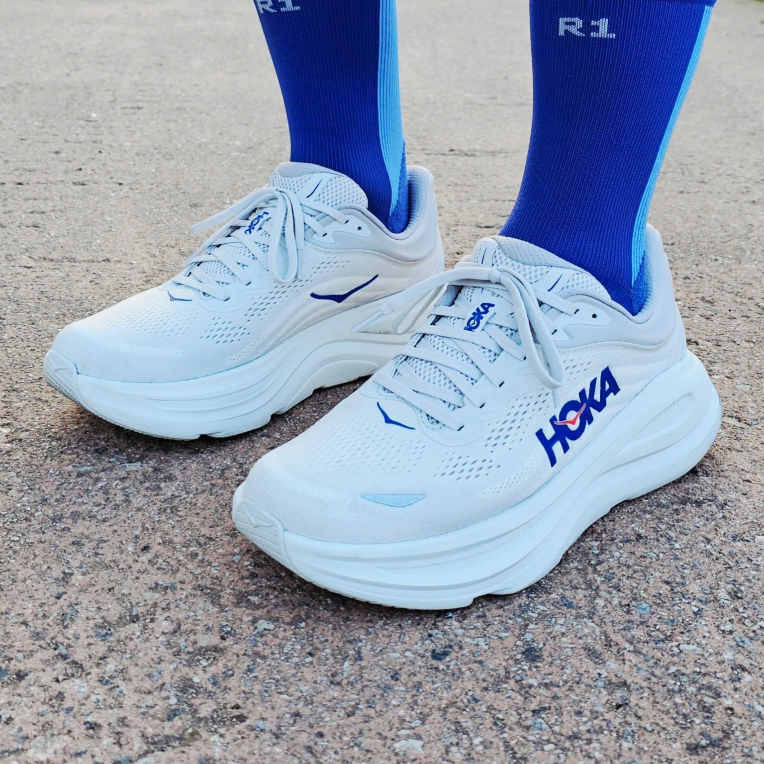 Hoka Bondi 9 Cosmic Grey Ultramarine - Wide 착용 스타일