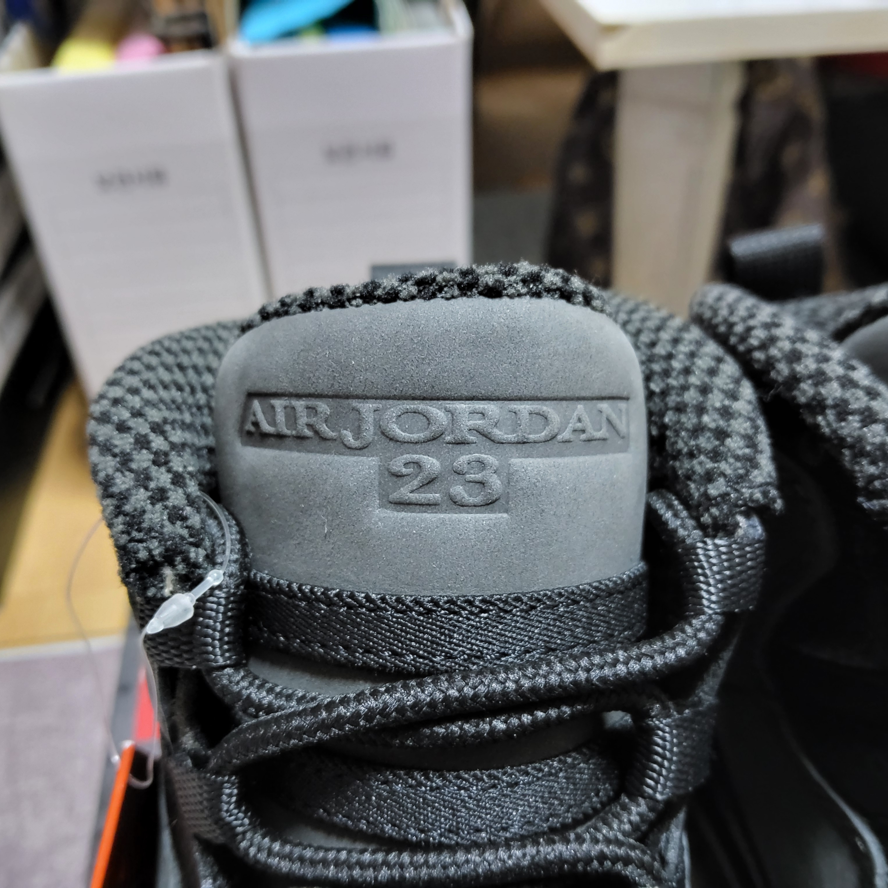 Jordan 10 Retro Shadow Charred Grey and Black 착용 스타일 - 4