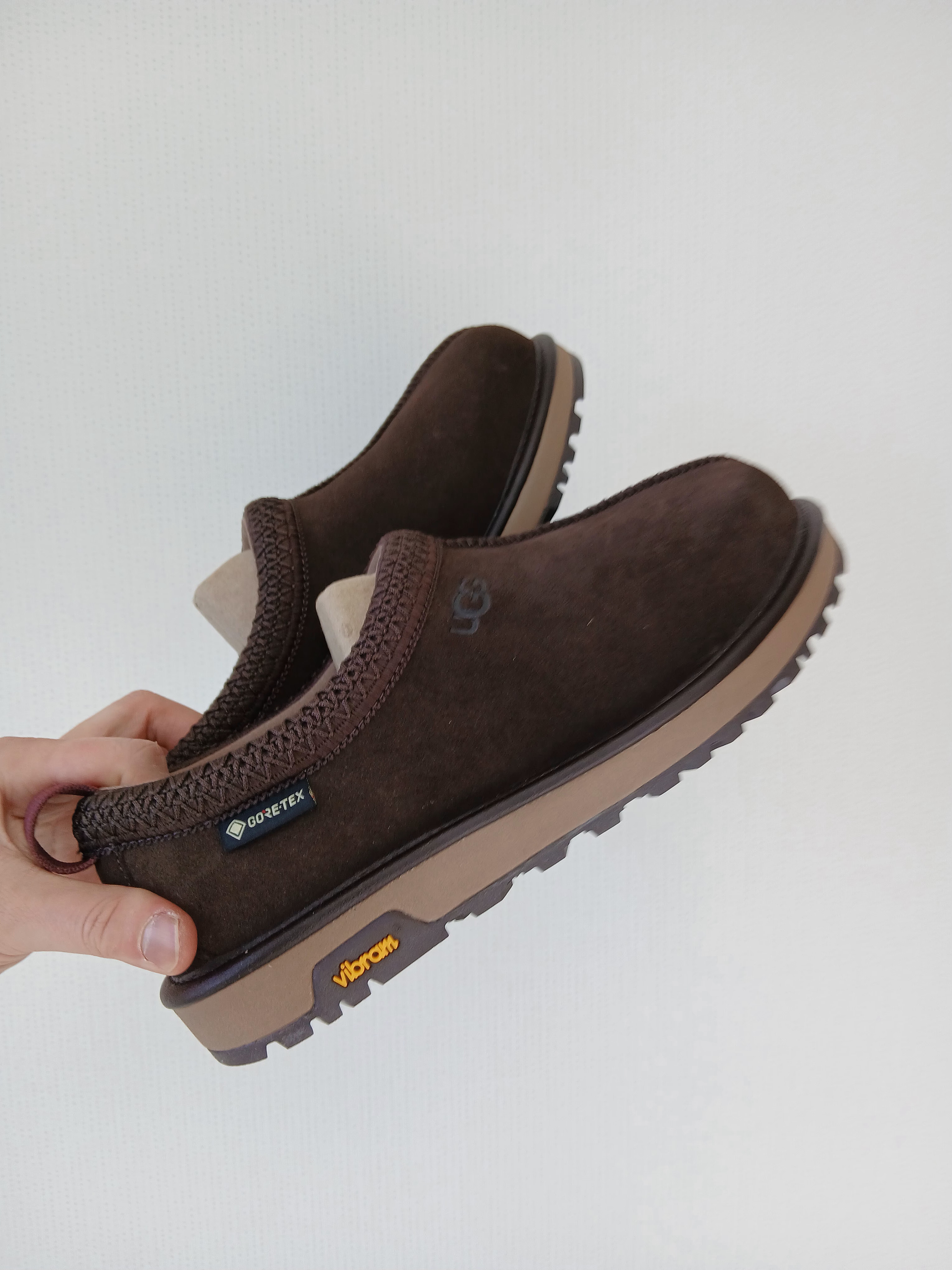 UGG Tasman GTX Chestnut, UGG Tasman GTX Black 착용 스타일 - 1