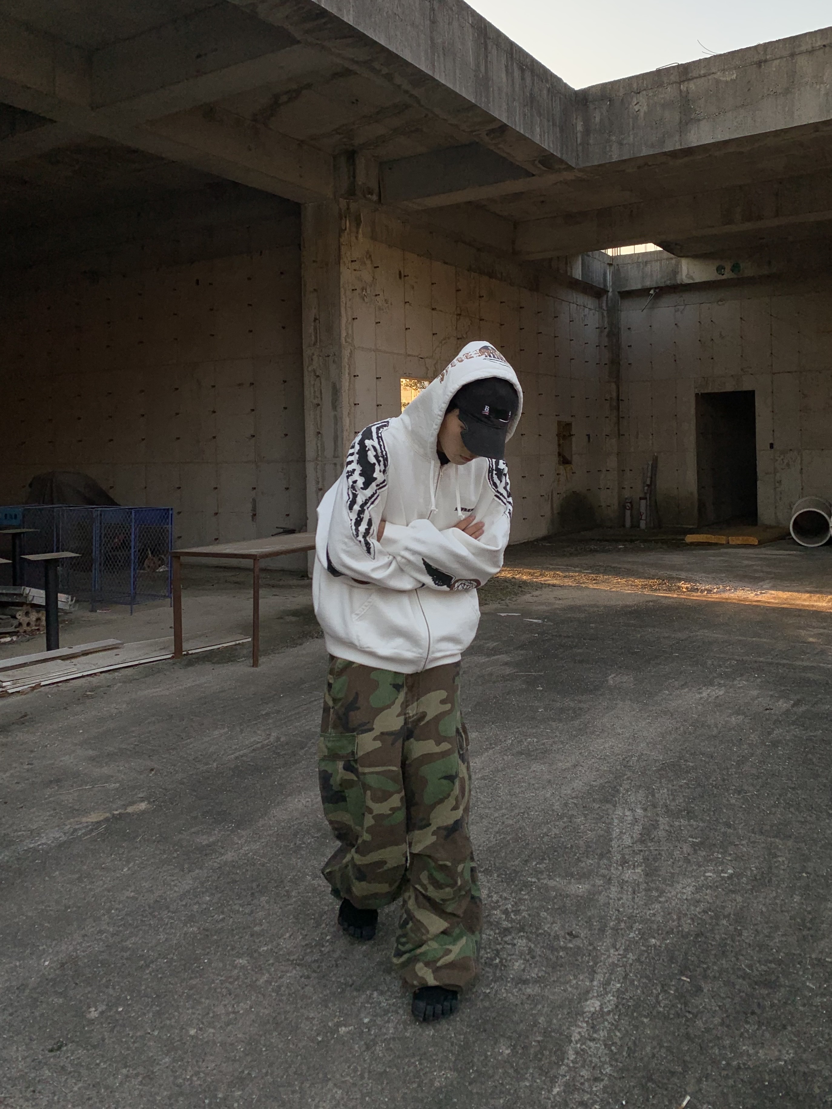 Supreme Wings Zip Up Hooded Sweatshirt Black - 25FW, NOD Stone Washed Cargo Pants Camo 착용 스타일 - 1