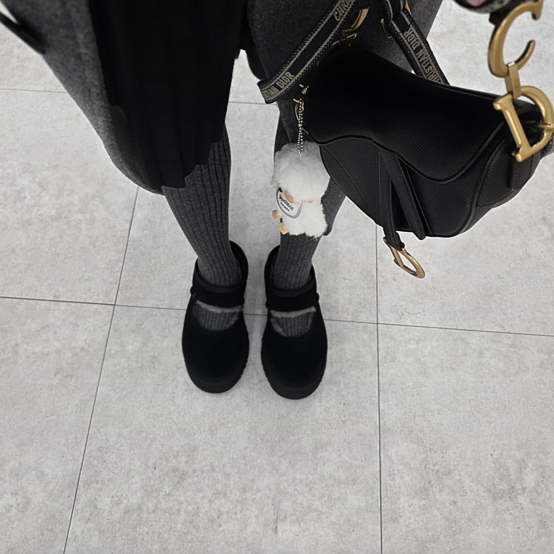 (W) UGG Bea Mary Jane Black, Monchhichi Colors Key Chain White 착용 스타일