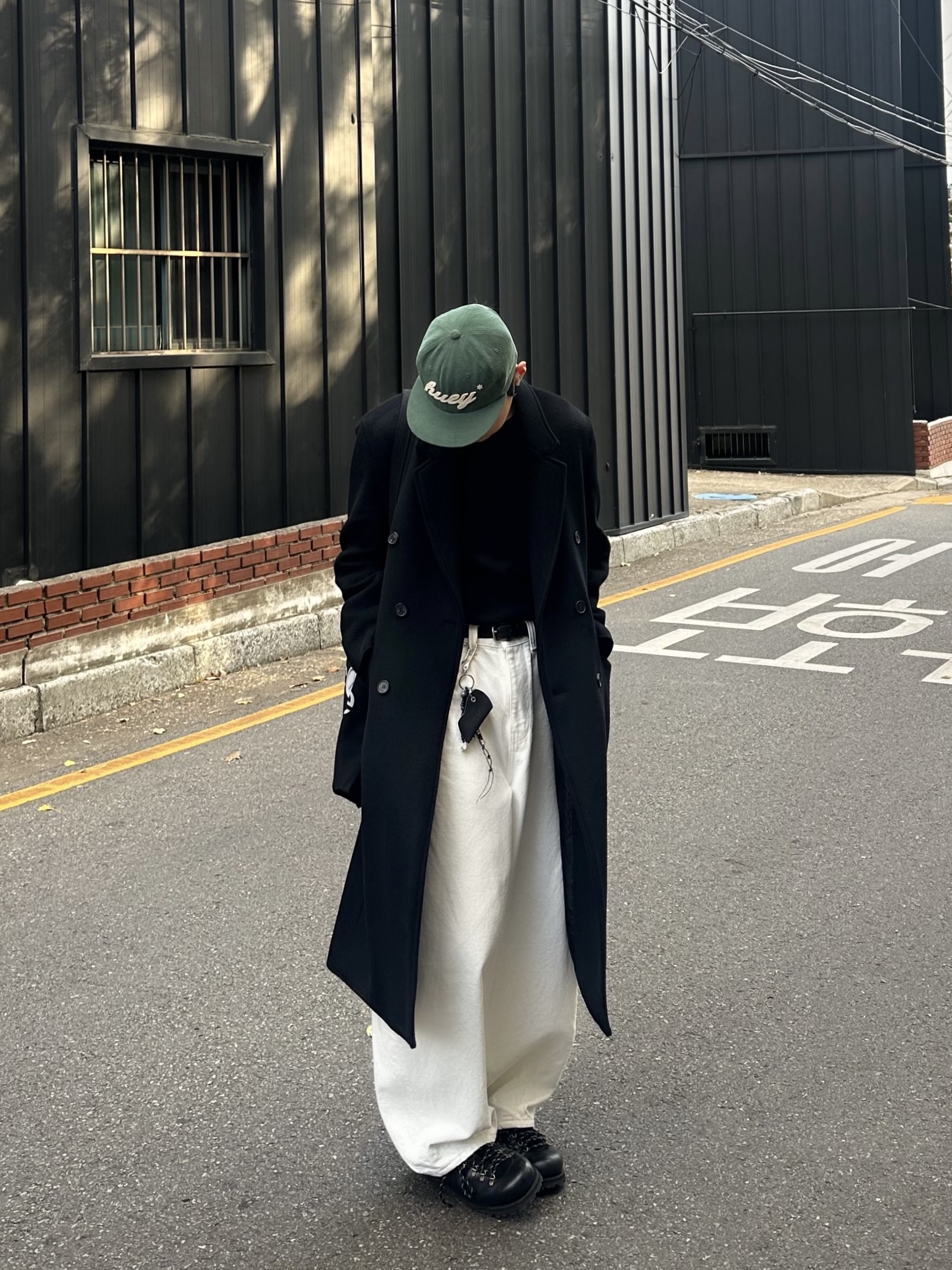 noun Wide Curved Denim Pants White, Romantic Move Oat Mountain Oil Black 착용 스타일 - 1