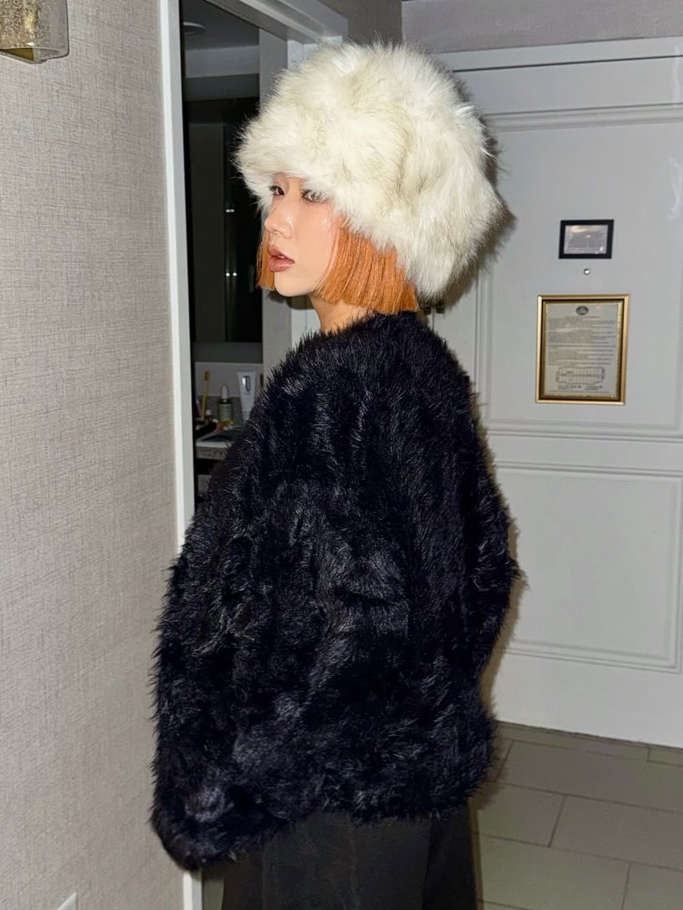 PHOS333 Hairy Cardigan Black, PHOS333 Hairy Cardigan Beige 착용 스타일 - 5