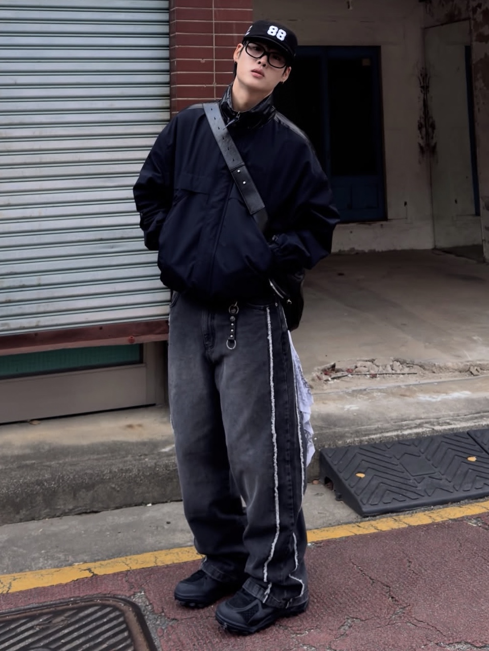 PHOS333 Two Tone Panel Jean Black, PHOS333 Two Tone Panel Jean Blue 착용 스타일 - 1