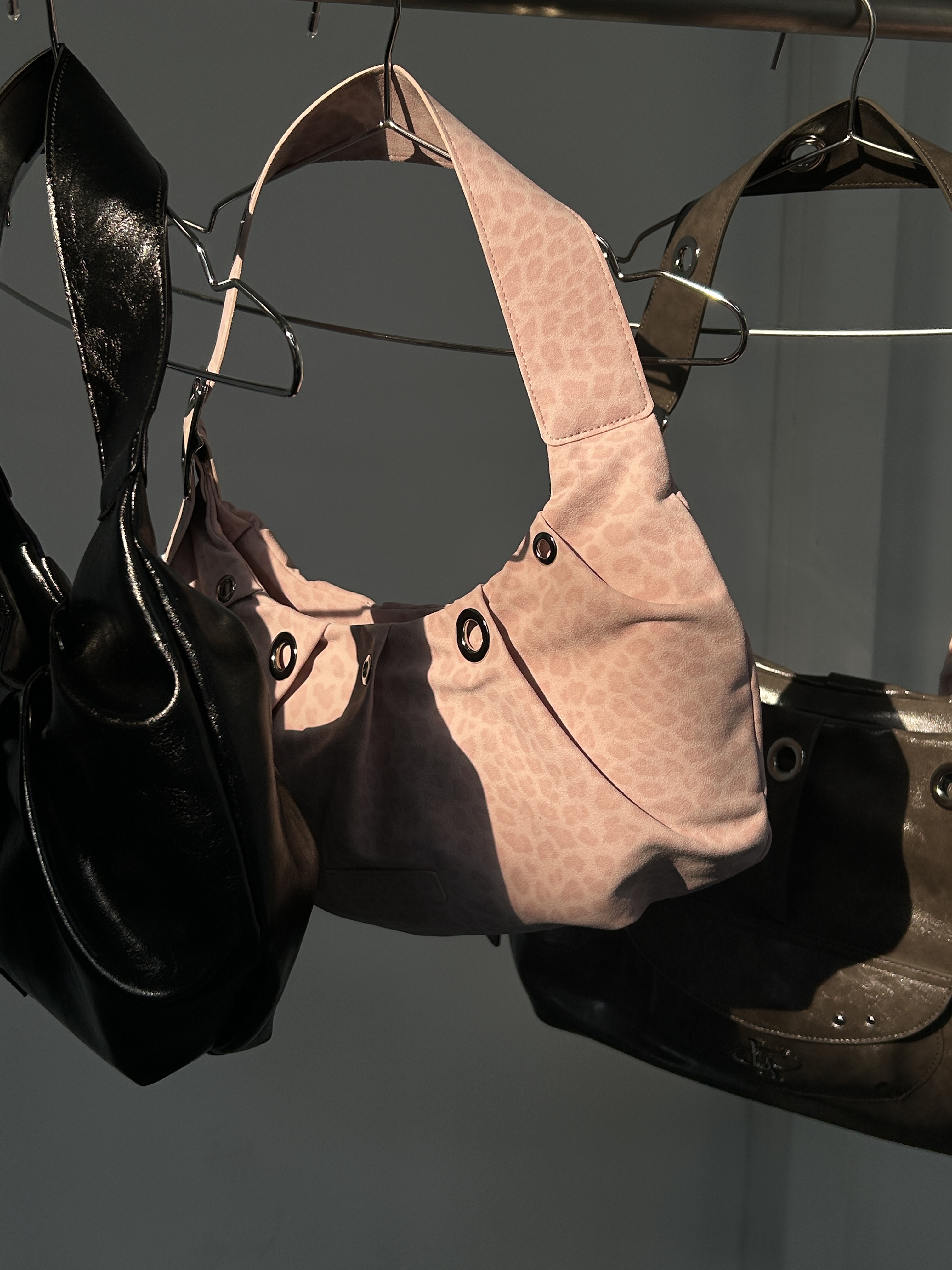 For Appeal Carry Light Hobo Bag  Leopard Pink, For Appeal Carry Light Hobo Bag  Choco Charcoal 착용 스타일 - 2