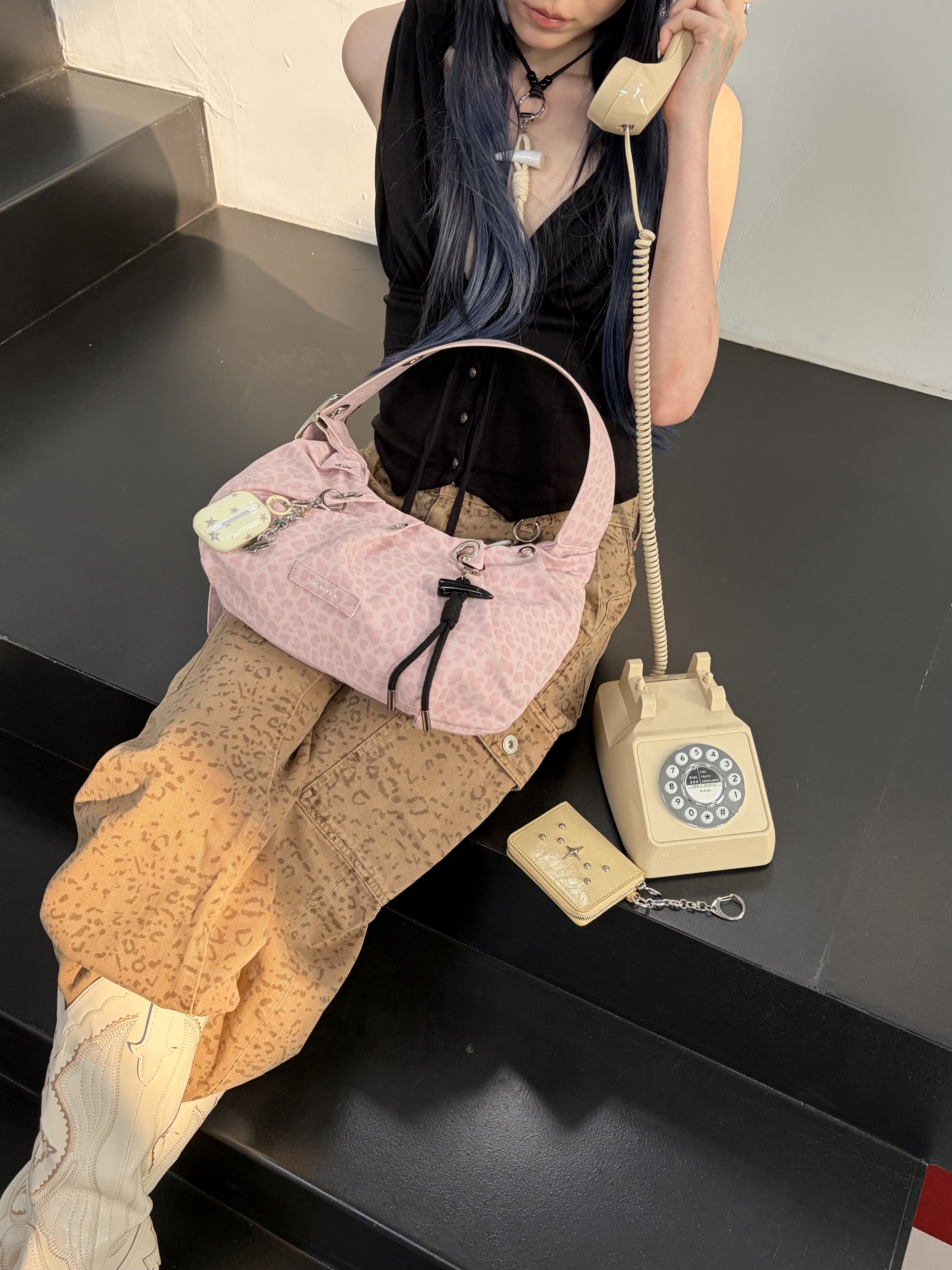 For Appeal Carry Light Hobo Bag  Leopard Pink, For Appeal Carry Light Hobo Bag  Choco Charcoal 착용 스타일 - 1