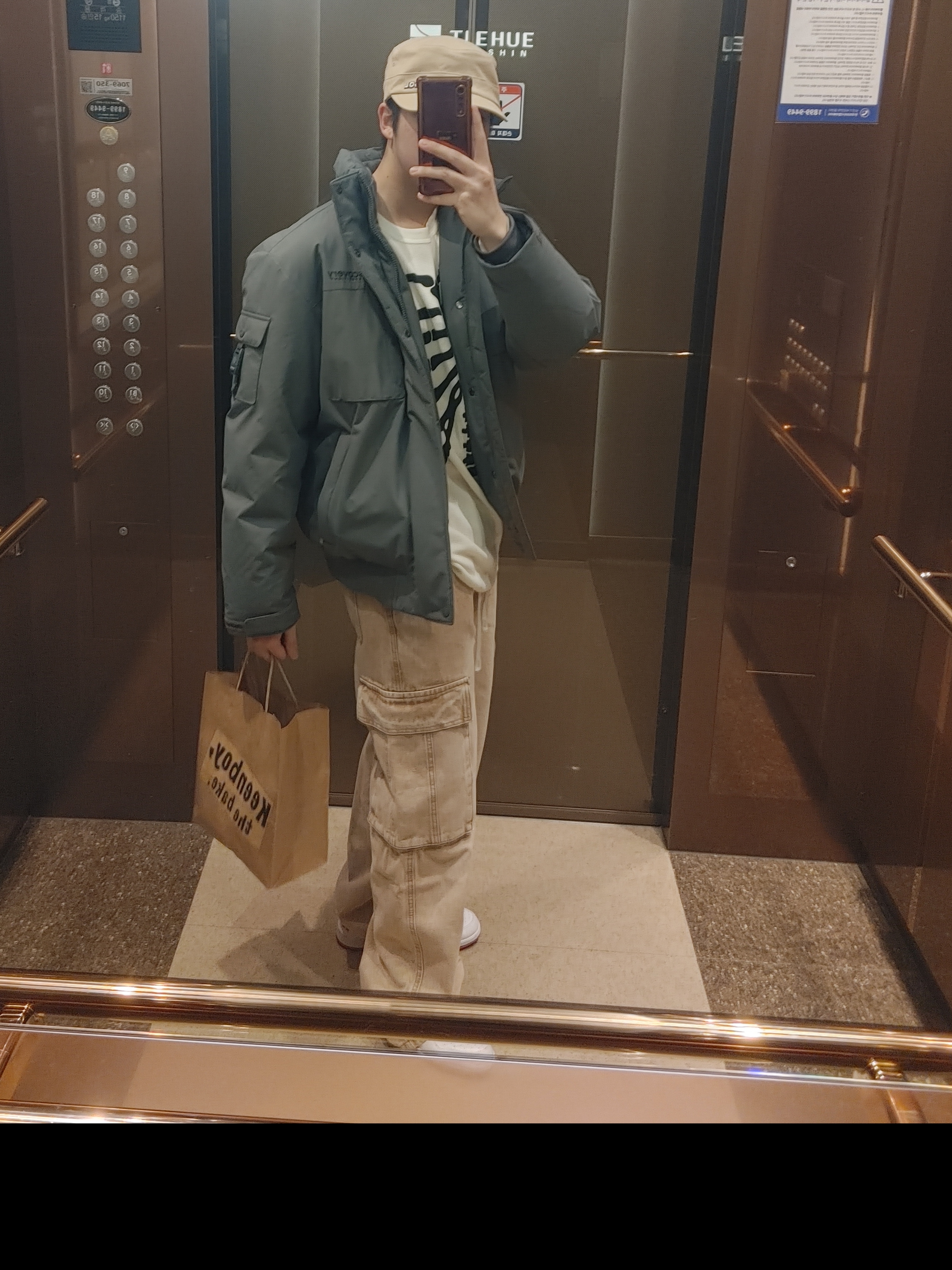 Supreme Hanes Bones Thermal Crew Natural (1 Pack), Travis Scott Cactus Jack x WWE Dog Tag Silver 착용 스타일 - 2