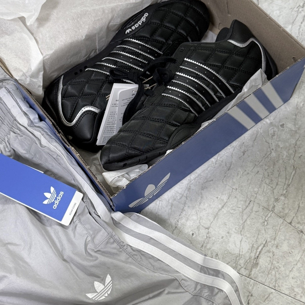 (W) Adidas Adiracer Lo Core Black Silver Metallic 착용 스타일