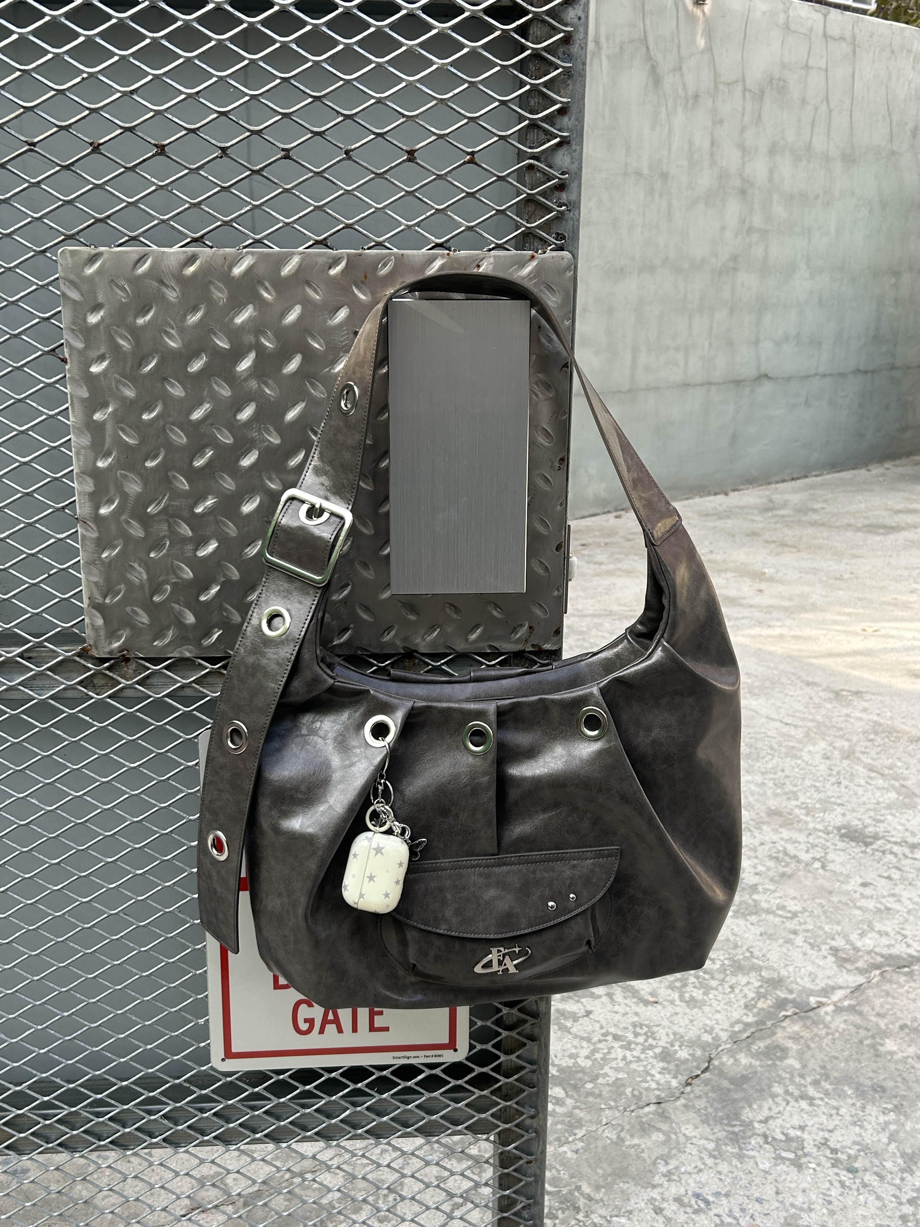 For Appeal Carry All Large Hobo Bag Choco Charcoal, For Appeal Carry All Large Hobo Bag Black 착용 스타일 - 3