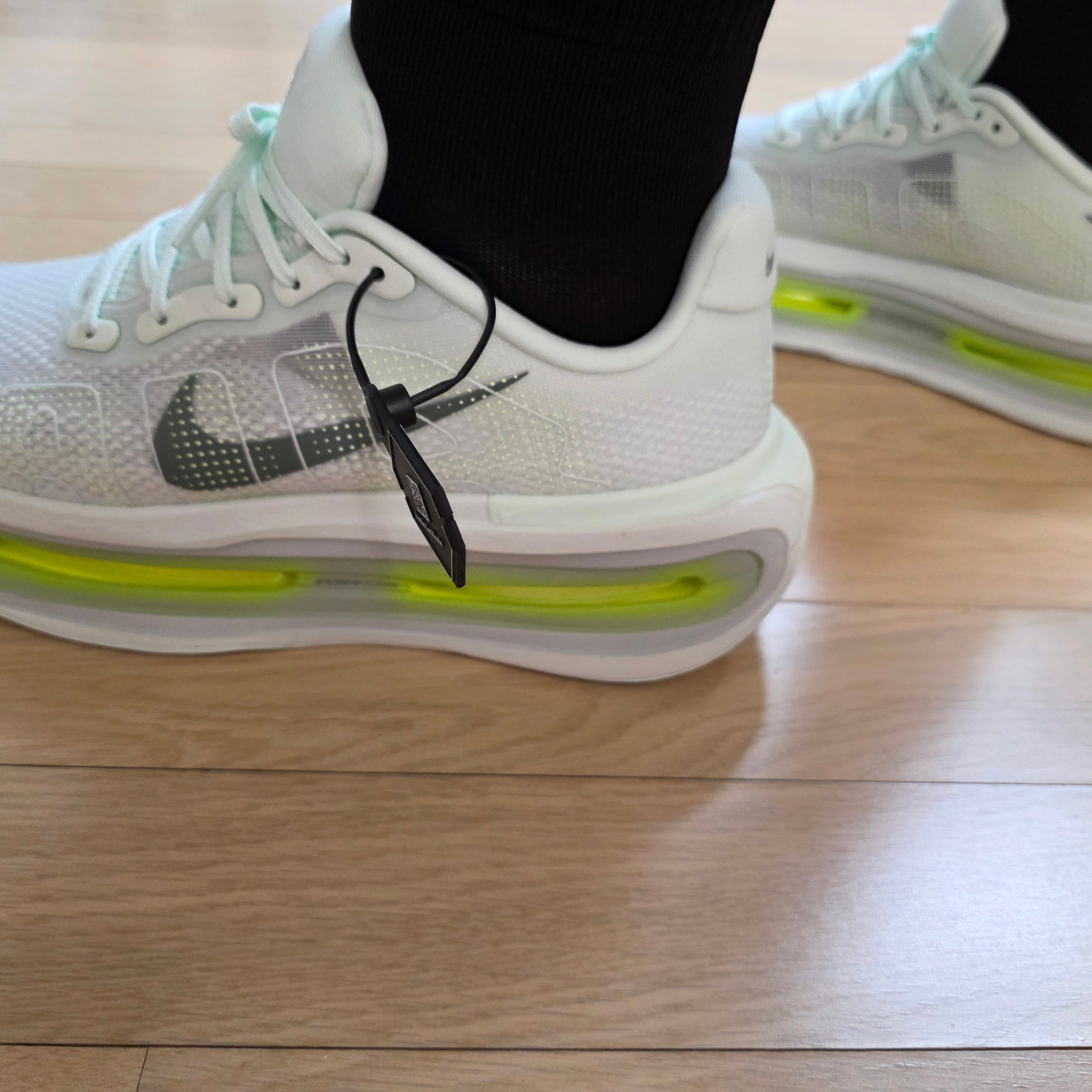 Nike Vomero Premium  Barely Green Clay Green 착용 스타일 - 1