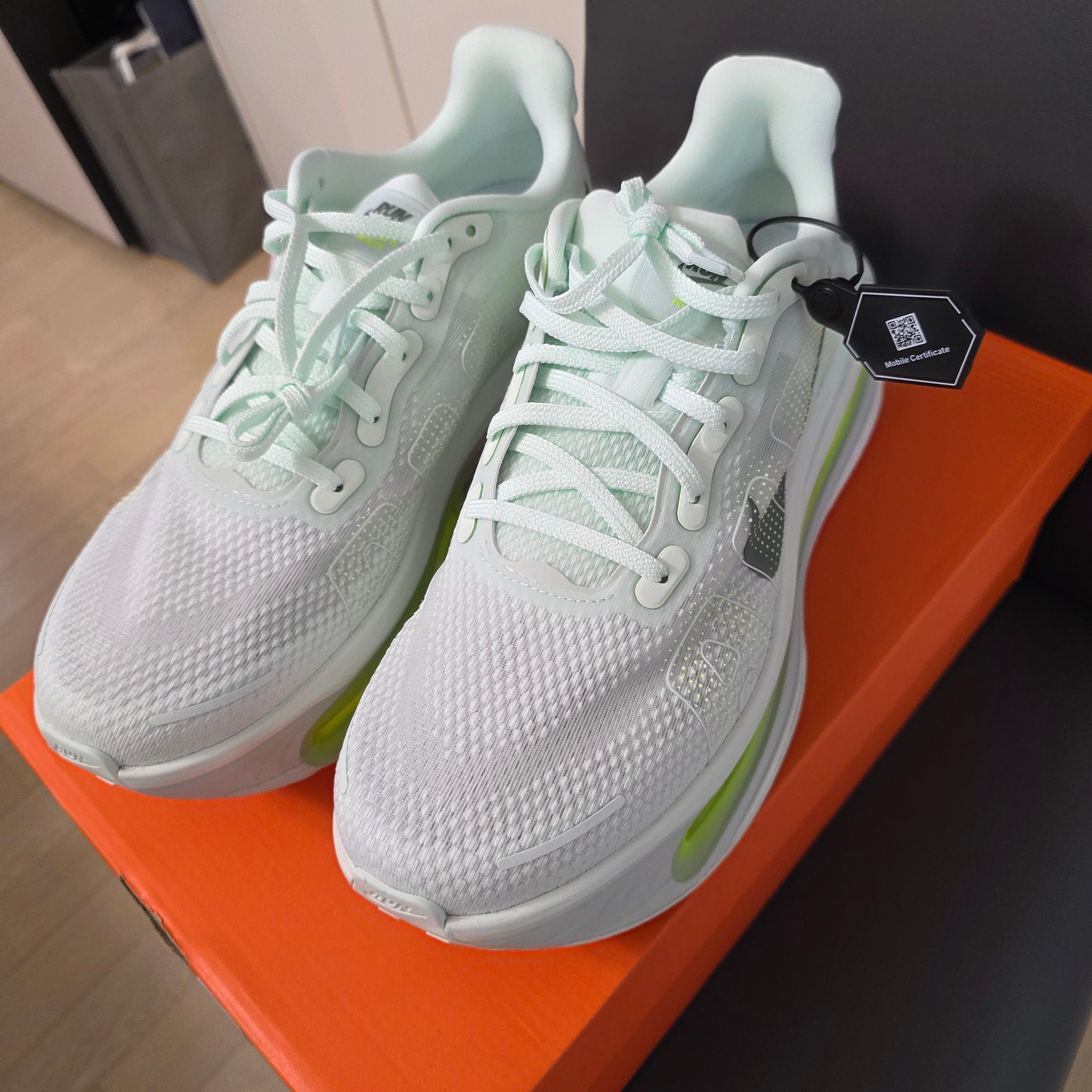 Nike Vomero Premium  Barely Green Clay Green 착용 스타일 - 2