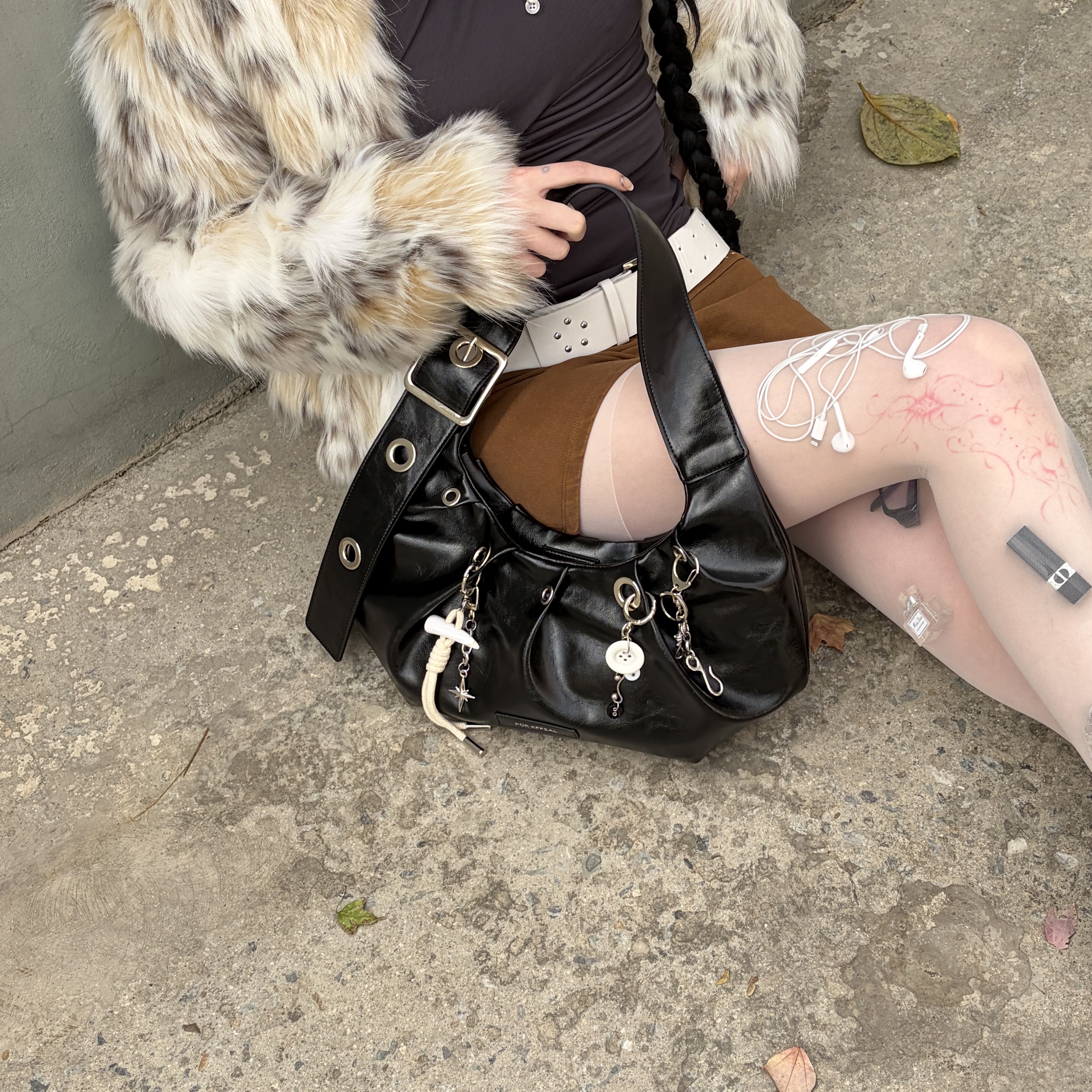 For Appeal Carry Light Hobo Bag  Leopard Pink, For Appeal Carry Light Hobo Bag  Choco Charcoal 착용 스타일 - 1