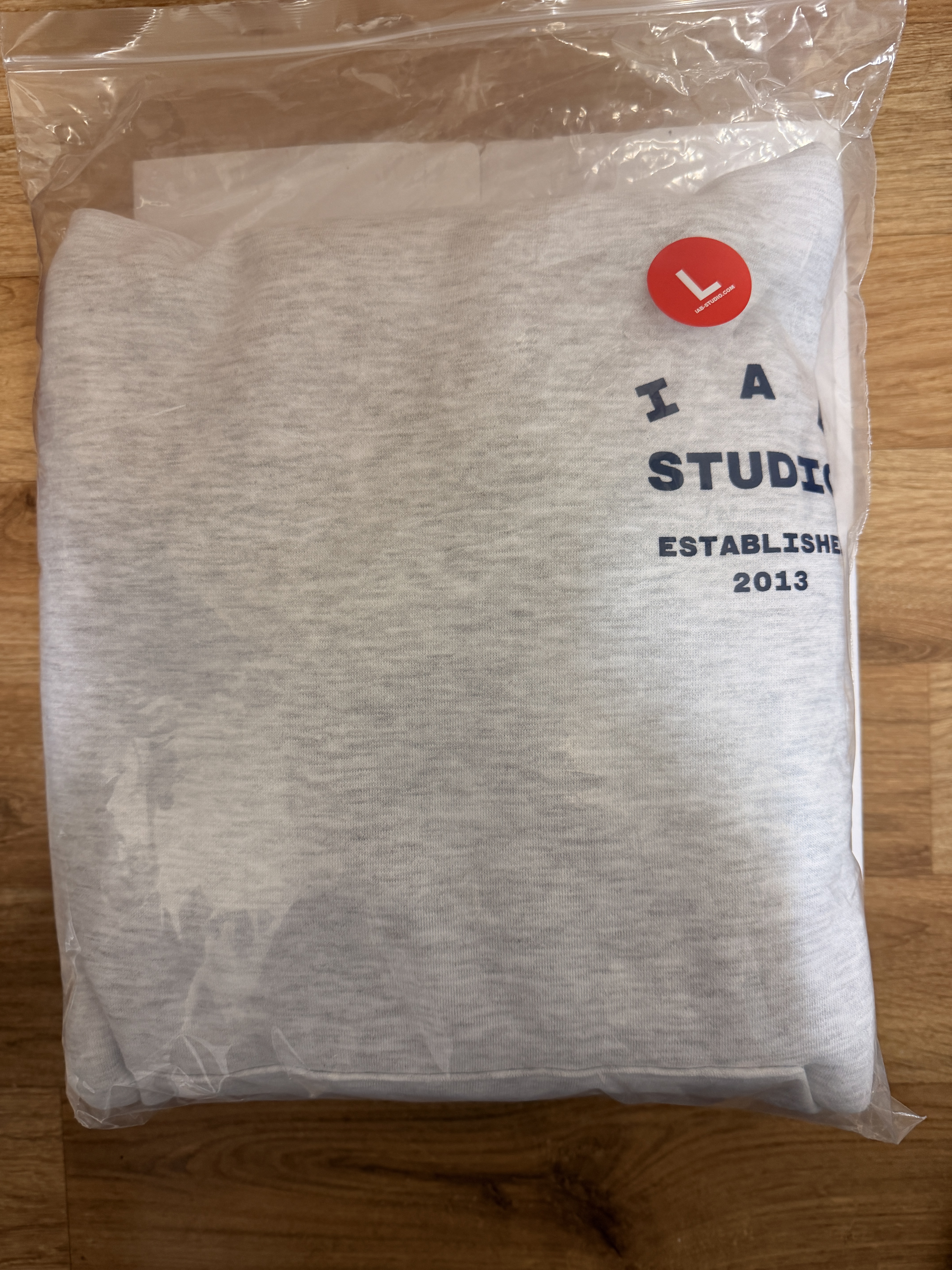 IAB Studio 25 Hoodie Light Gray Navy 착용 스타일 - 1