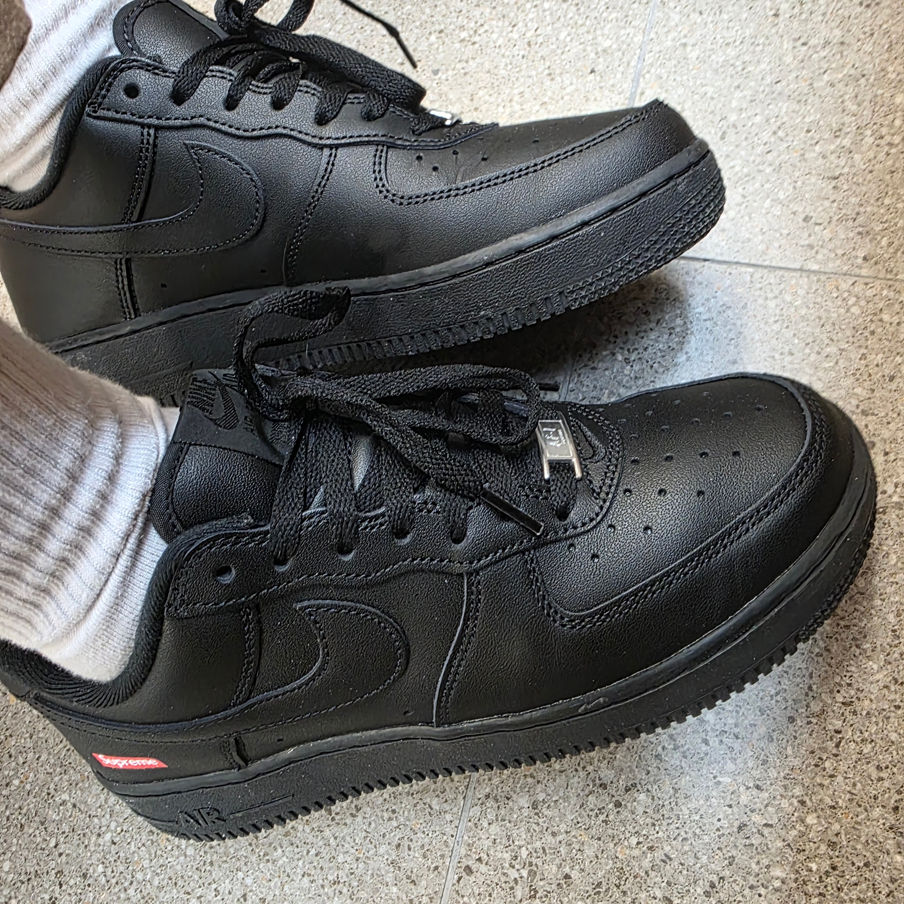 Nike x Supreme Air Force 1 Low Black 착용 스타일