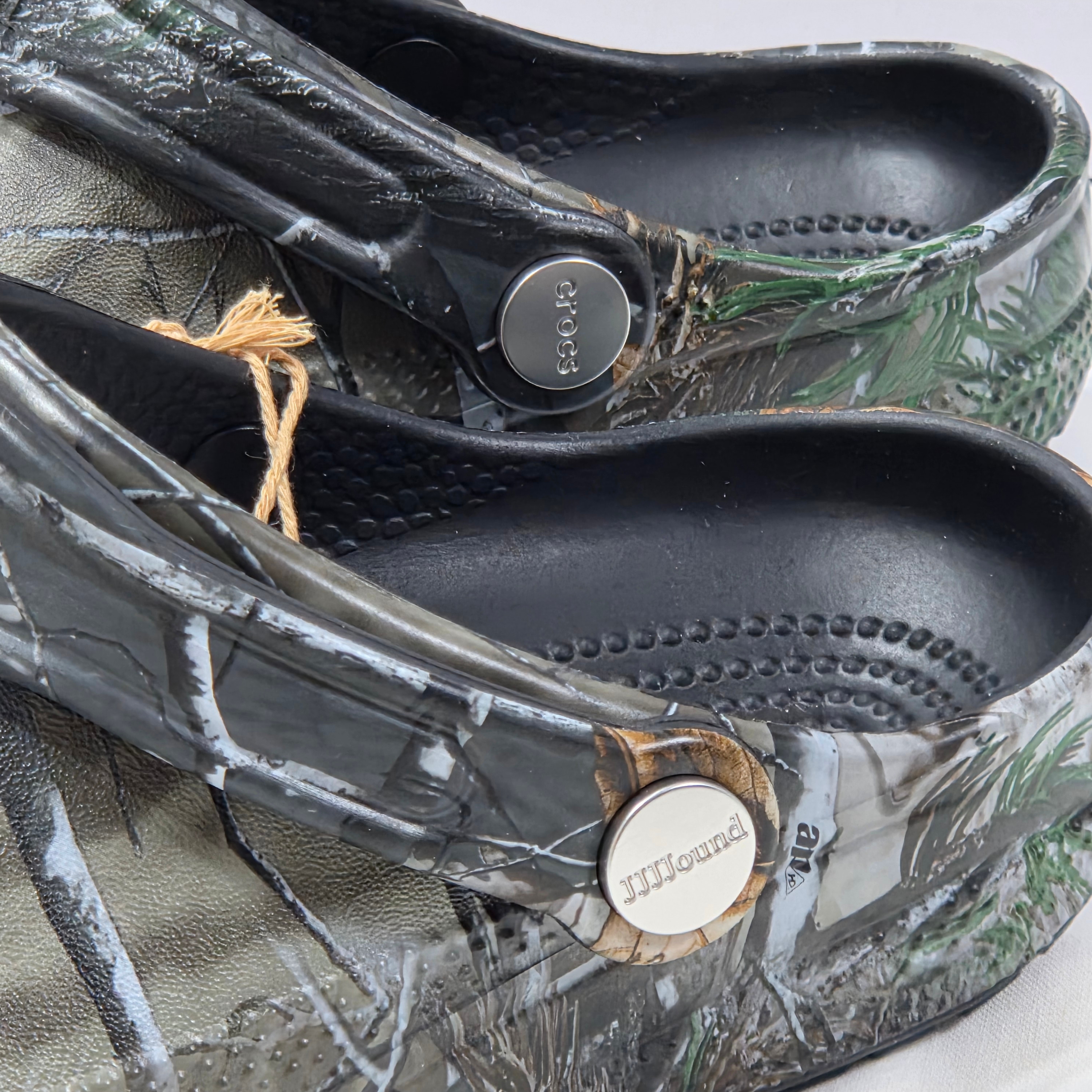 Crocs x JJJJound Classic Clog Realtree Black, Crocs x JJJJound Classic Clog Slate Grey 착용 스타일 - 4
