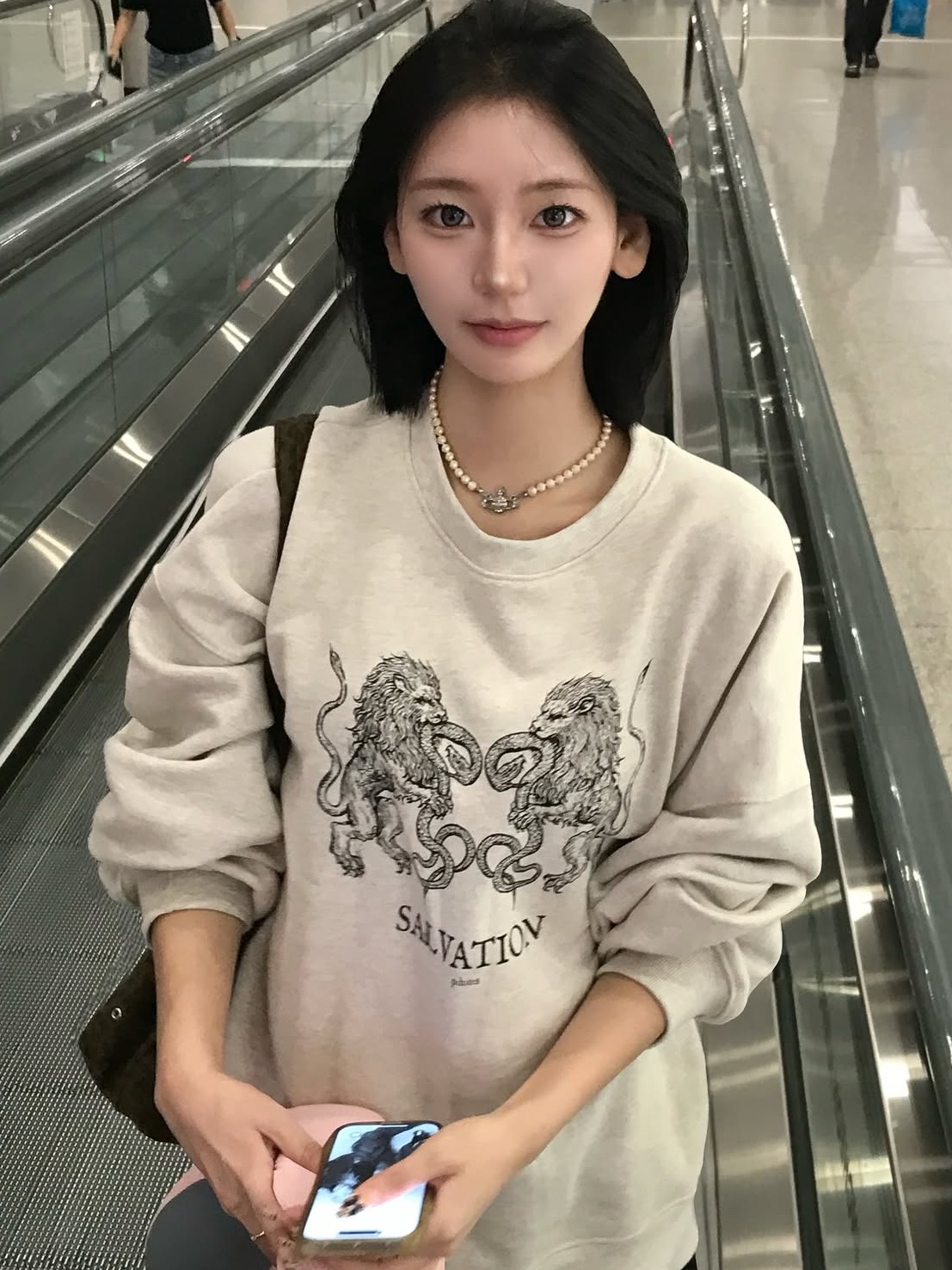 PHOS333 Salvation Lion Sweatshirt Oatmeal, PHOS333 Salvation Lion Sweatshirt Melange Grey 착용 스타일 - 1