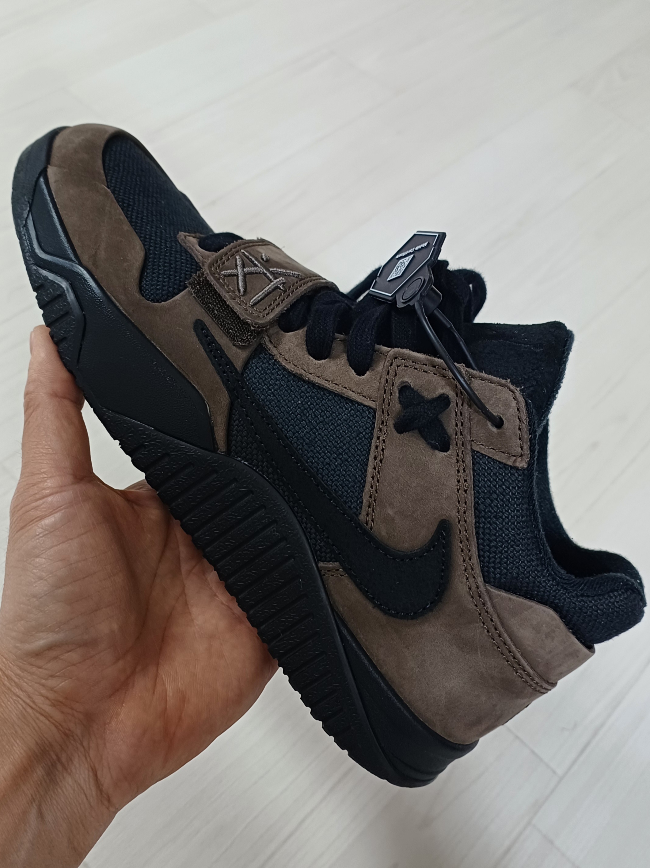 Jordan x Travis Scott Jumpman Jack TR Black and Dark Mocha 착용 스타일