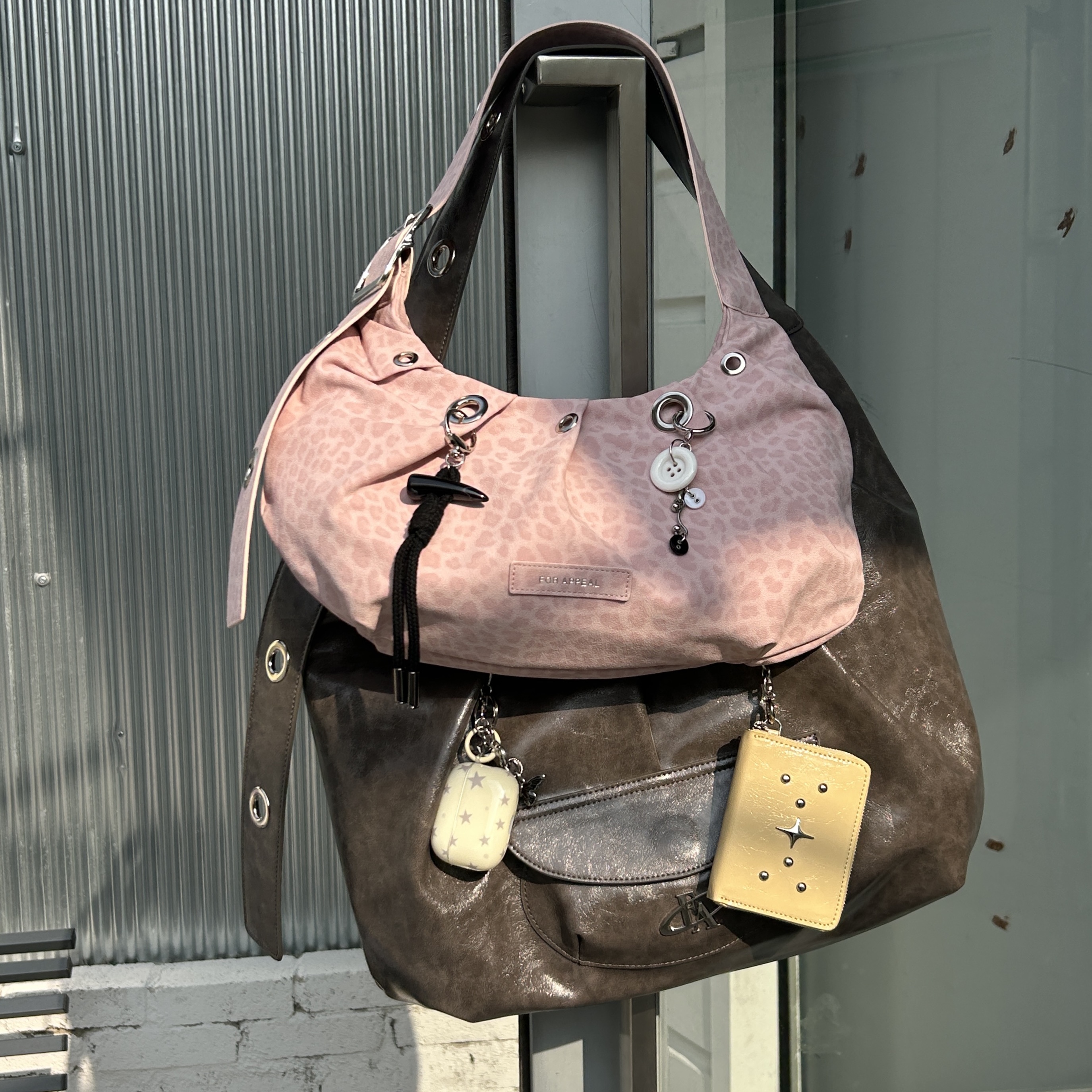 For Appeal Carry Light Hobo Bag  Leopard Pink, For Appeal Carry Light Hobo Bag  Choco Charcoal 착용 스타일 - 2