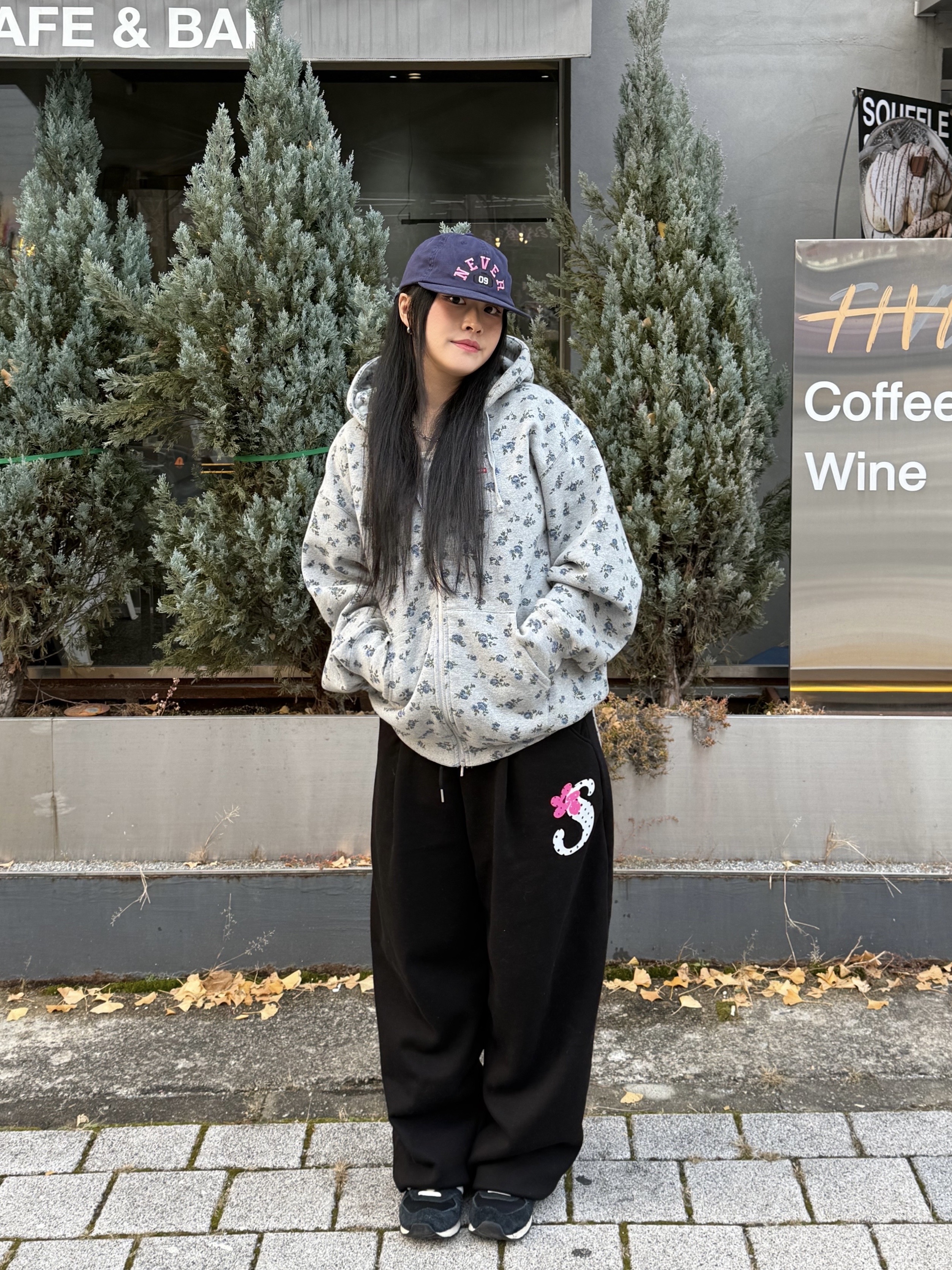 Supreme Small Box Zip Up Hooded Sweatshirt Flowers - 23FW, New Balance 574 Heritage Deep Black 착용 스타일