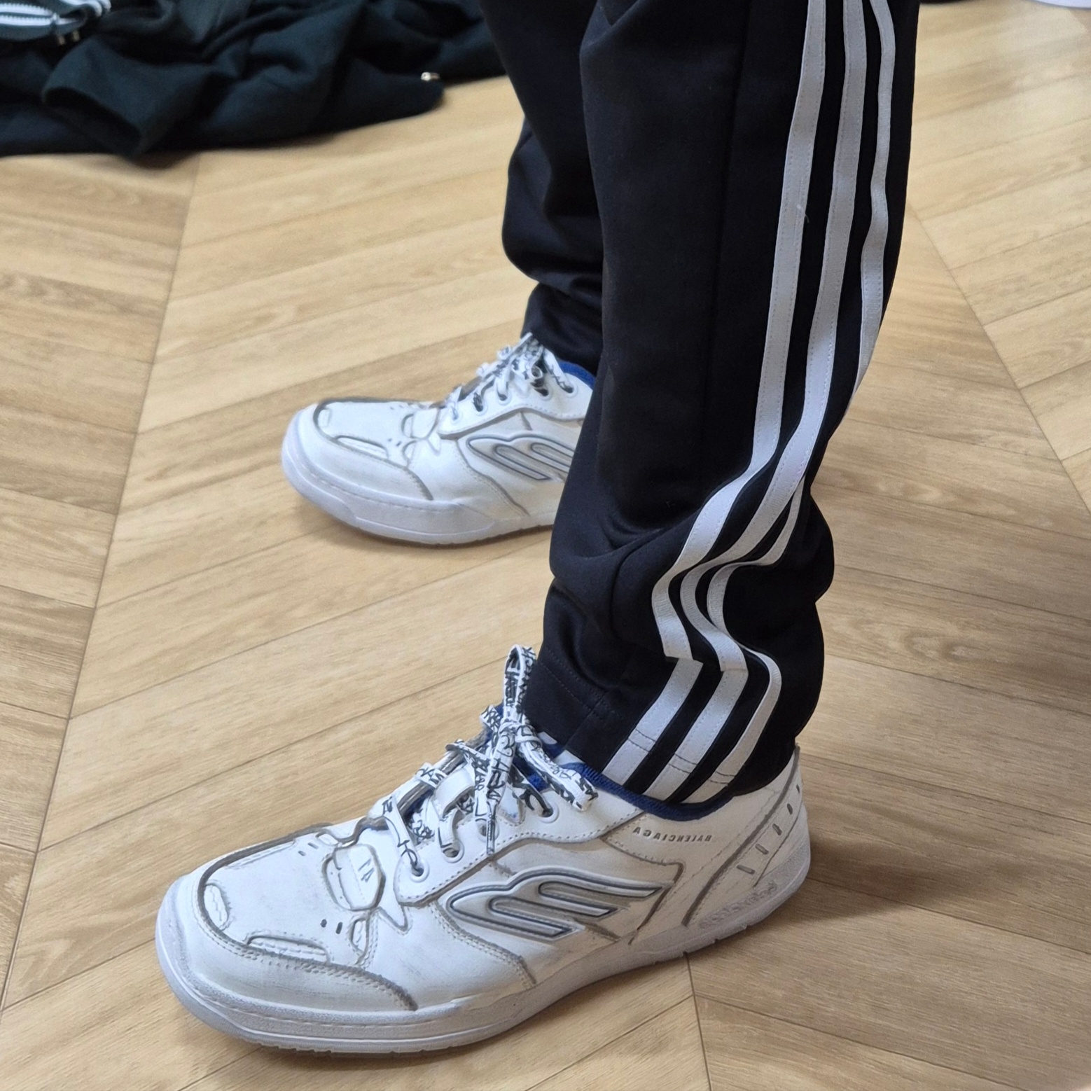 Balenciaga Hamptons Worn Out Sneakers White Dark Blue 착용 스타일 - 1