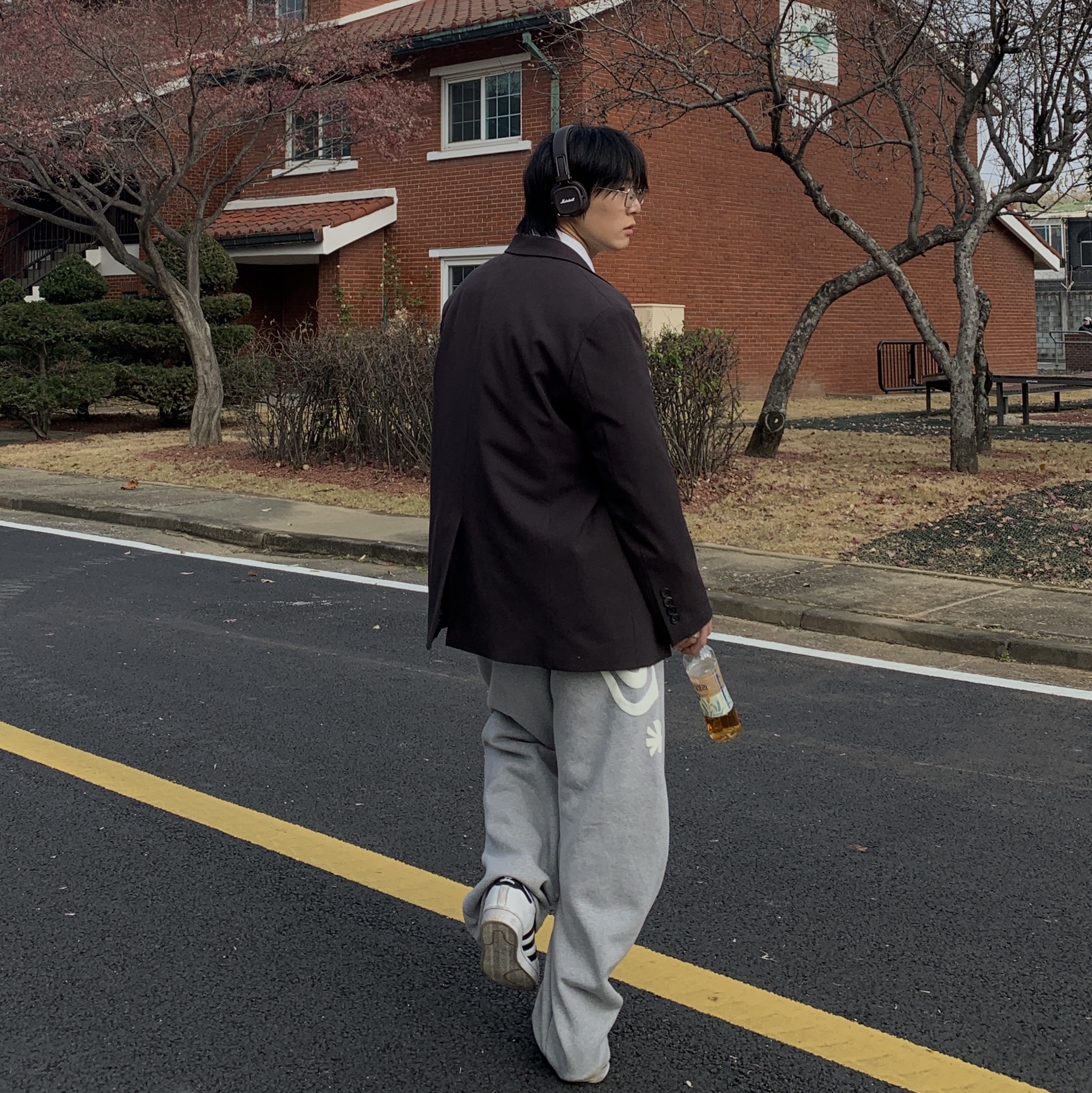 AMOU Molly One Tuck Sweat Pants Gray 착용 스타일 - 3