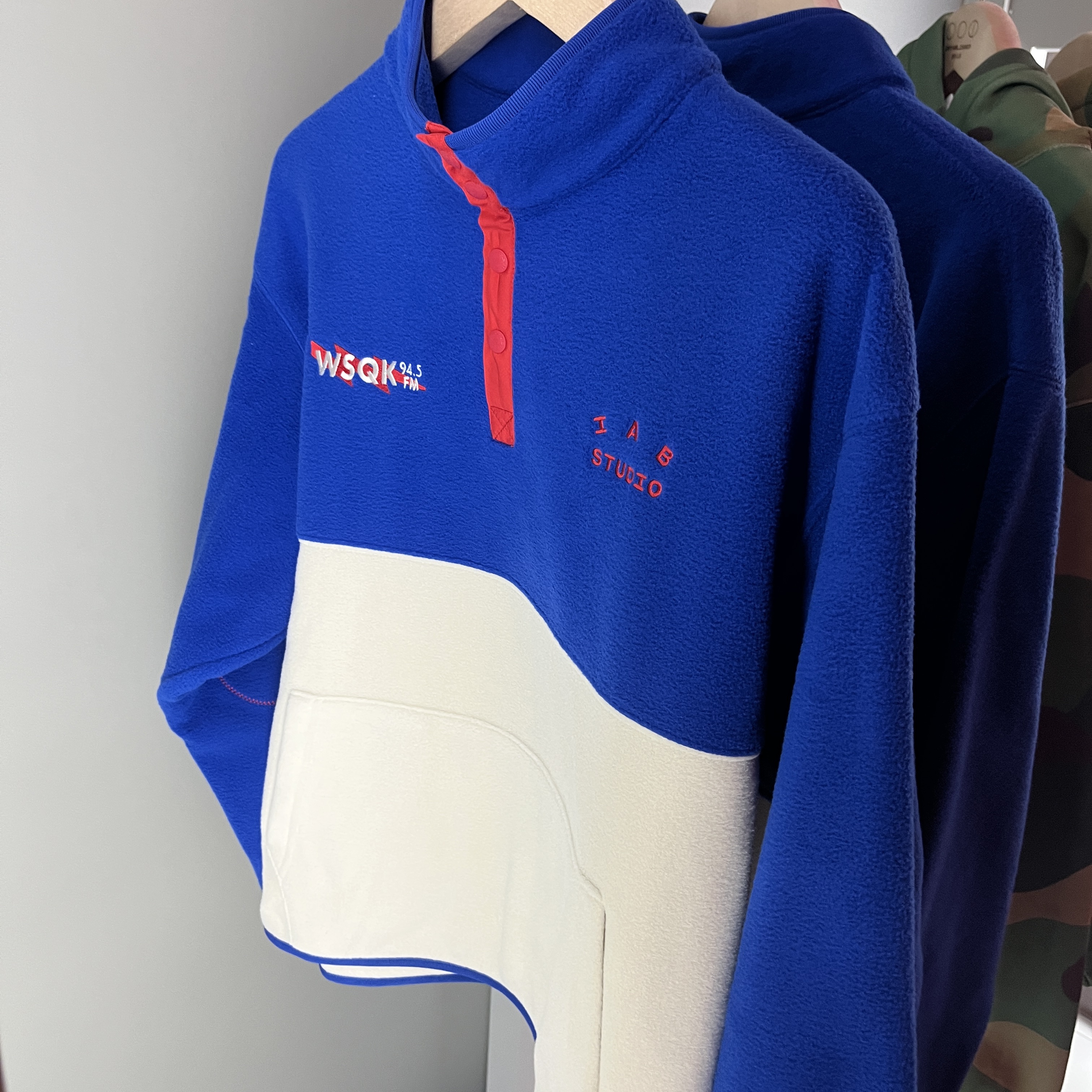 IAB Studio x Stranger Things The SQUAWK Fleece Blue Ivory 착용 스타일