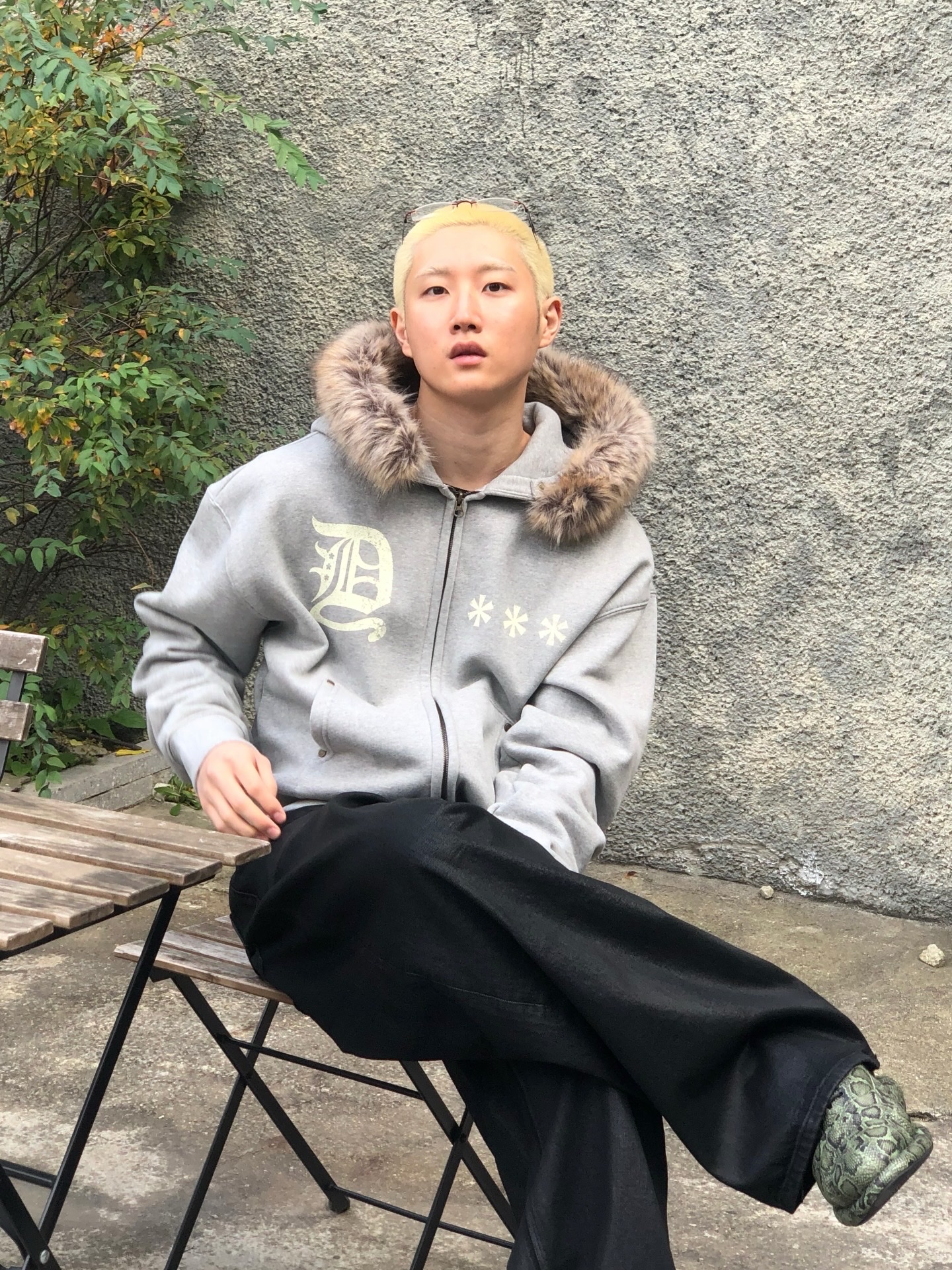 AMOU Fur Hoodie Zip Up Gray 착용 스타일 - 1