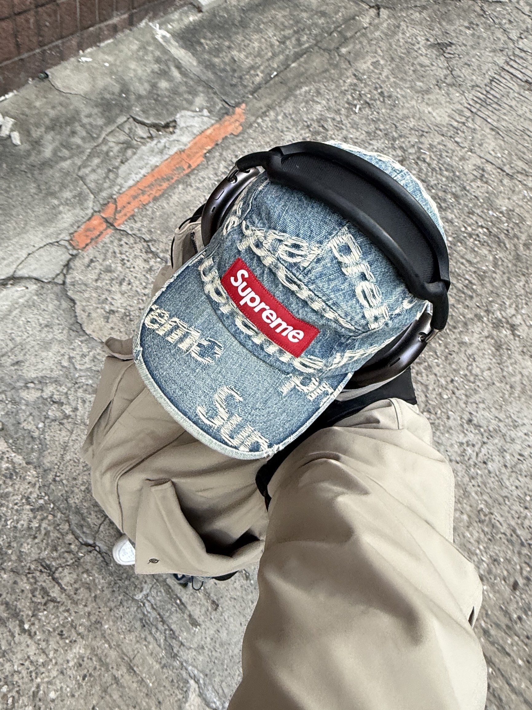 Nike x Supreme Air Force 1 Low White, Arc'teryx Heliad 15 Backpack Black 착용 스타일 - 1