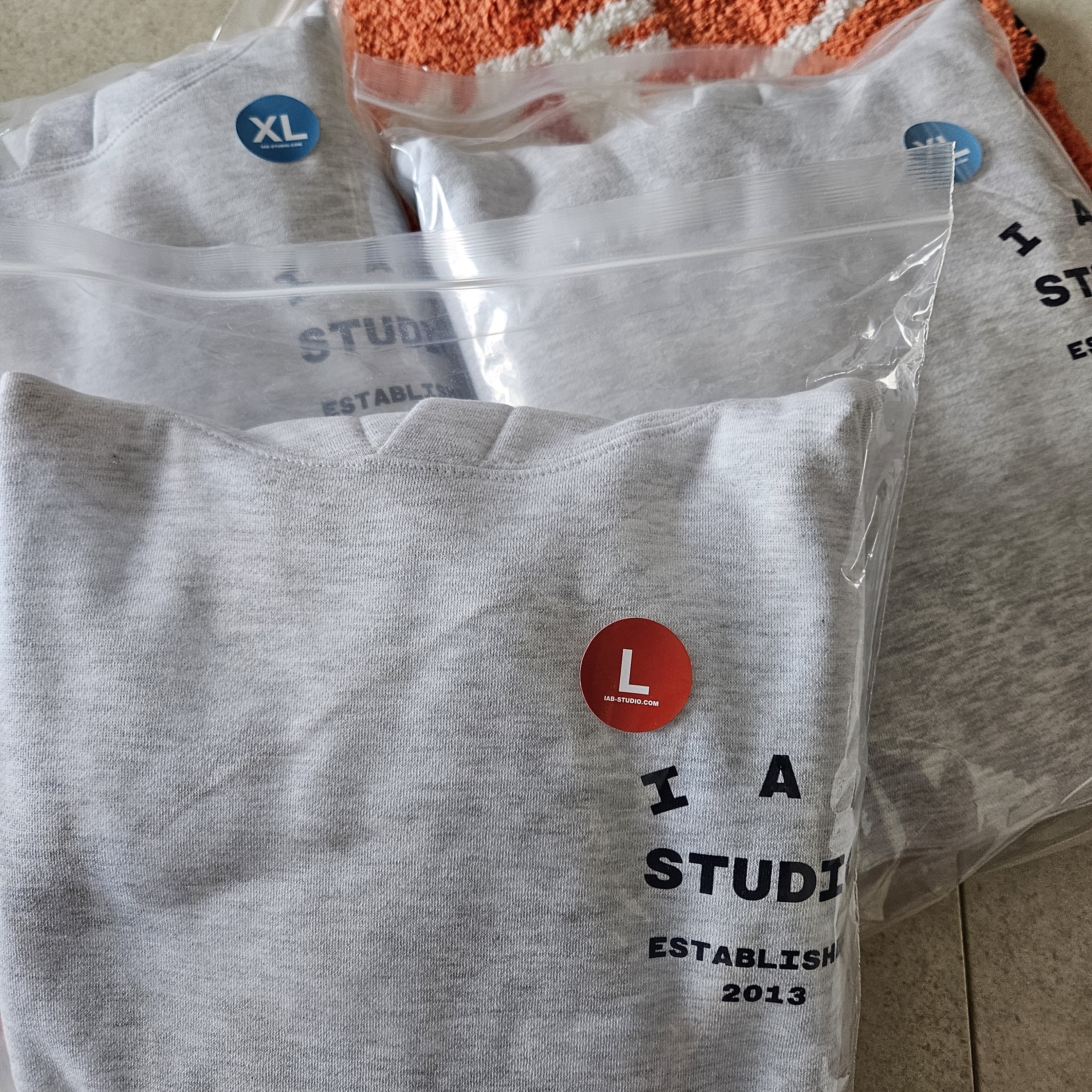 IAB Studio 25 Hoodie Light Gray Navy, Nike Box Rugmat Orange 착용 스타일