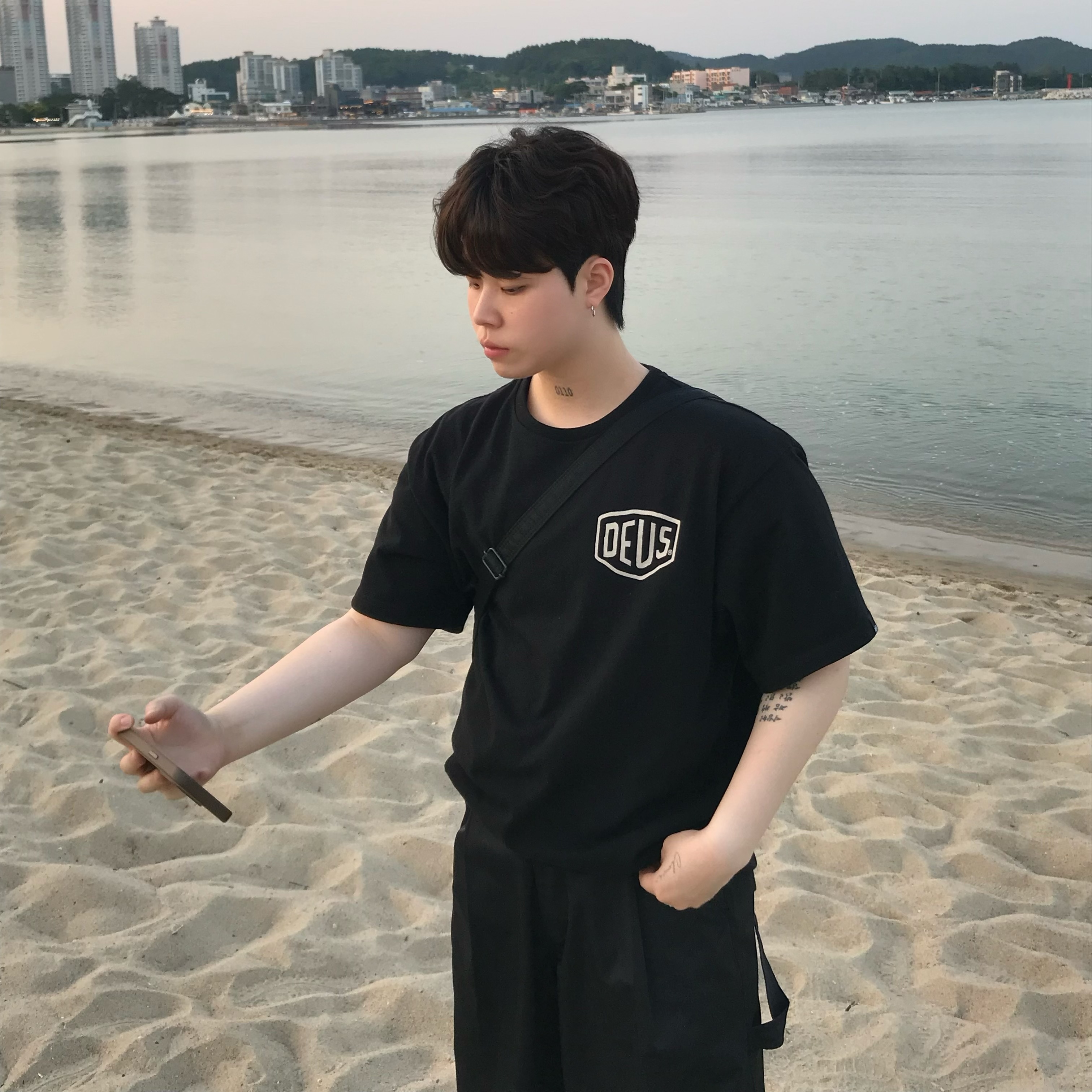 Deus Ex Machina Seoul College T-Shirt Black, Adidas Samba OG Cloud White 착용 스타일 - 2