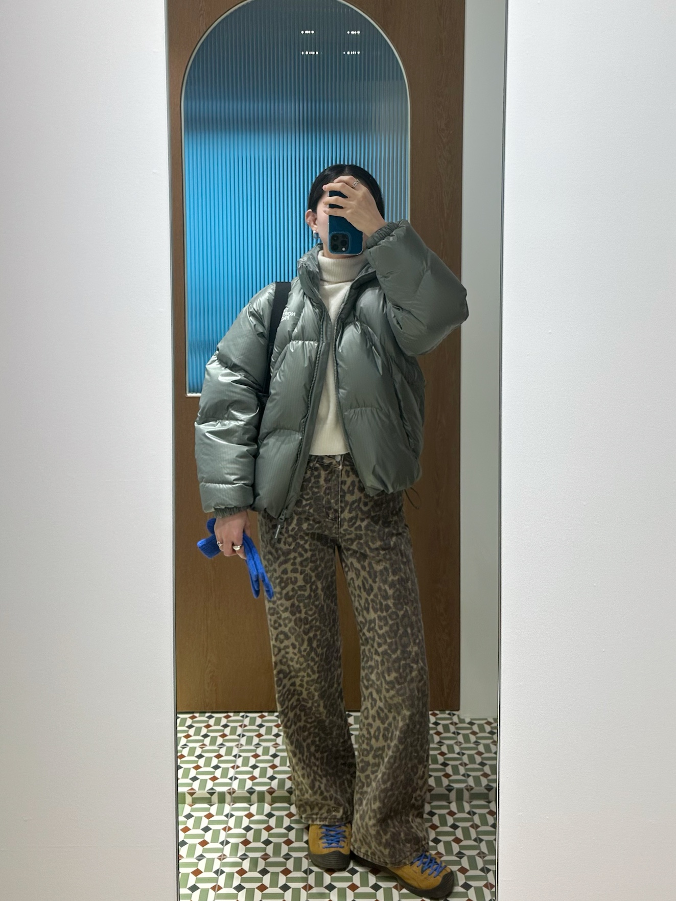 The North Face White Label Wave RDS Down Jacket Khaki, Keen Jasper Suede Sneakers Camel 착용 스타일 - 1