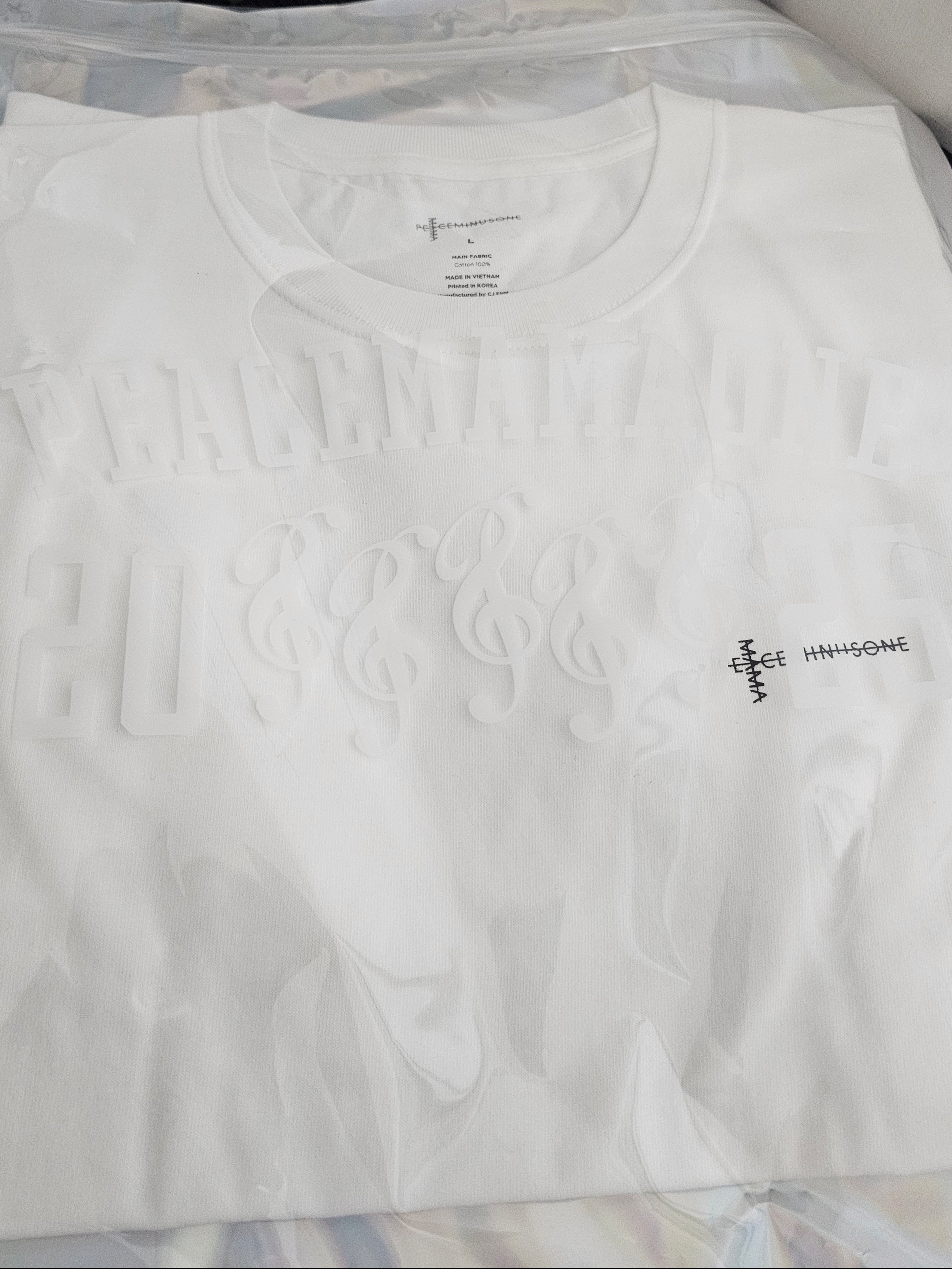 Peaceminusone x 2025 MAMA Awards Peacemamaone T-Shirt White 착용 스타일