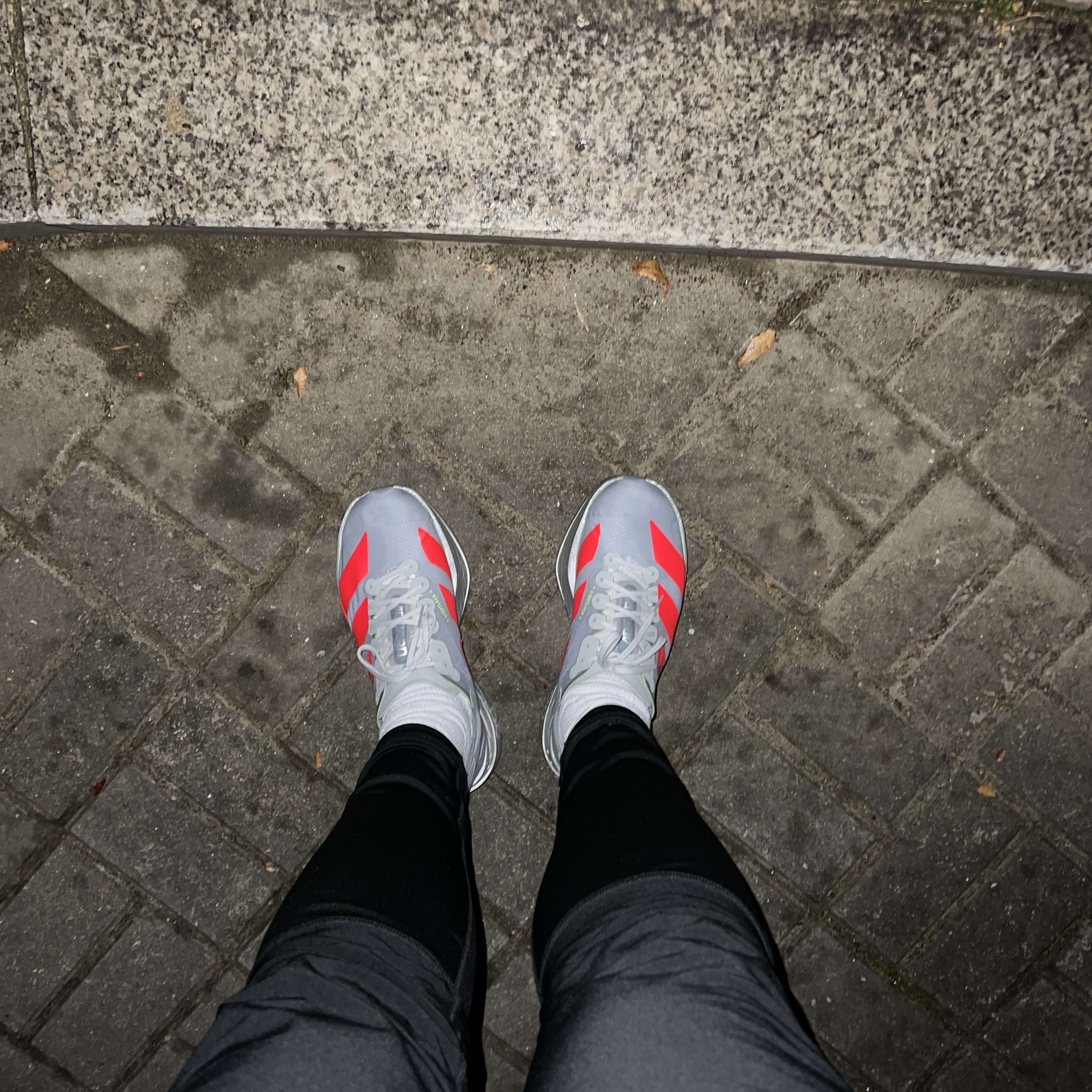 Adidas Adizero Adios Pro 4 Silver Metallic Lucid Red 착용 스타일