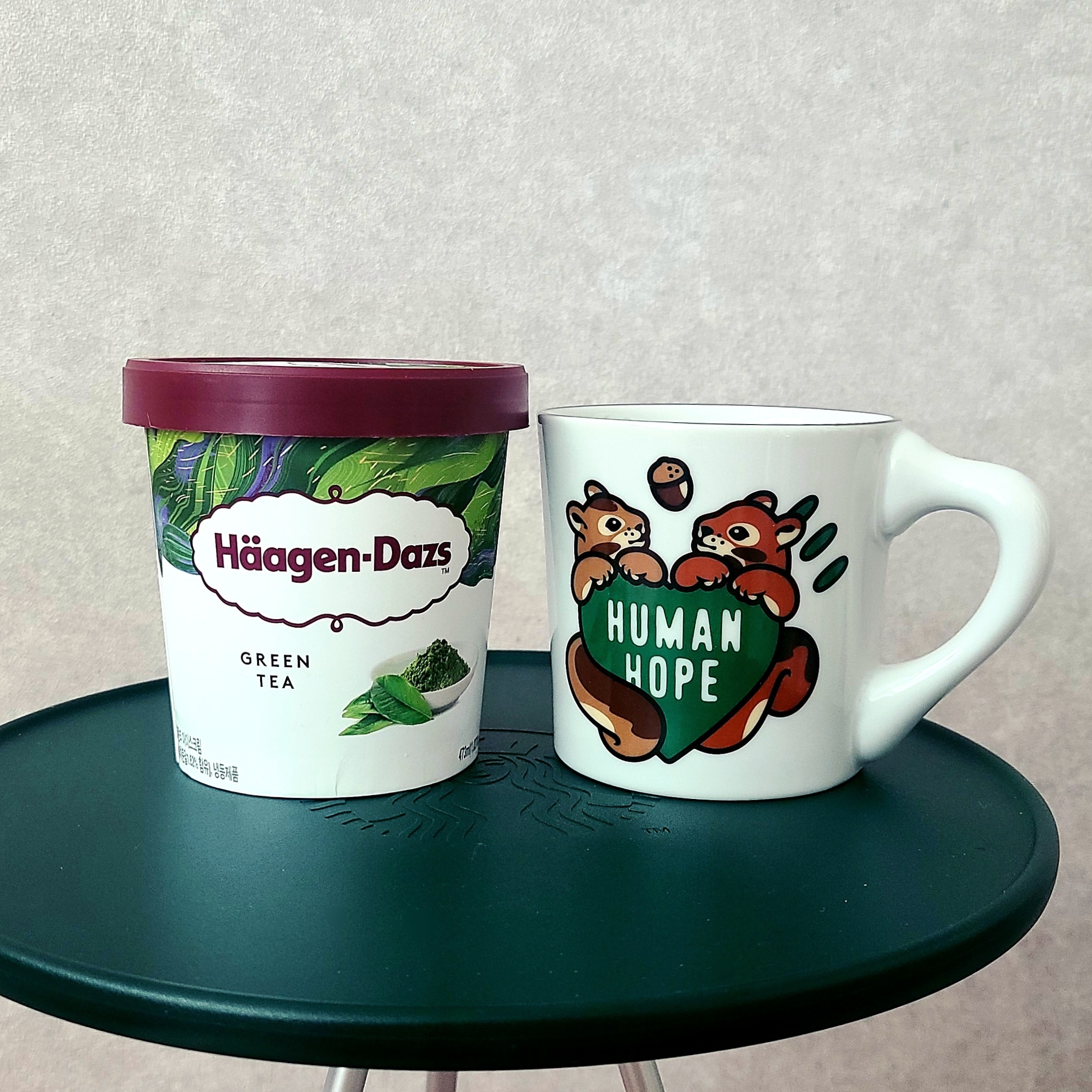 Starbucks x Helinox Side Table Green, Human Made Human Hope Coffee Mug White 착용 스타일 - 1