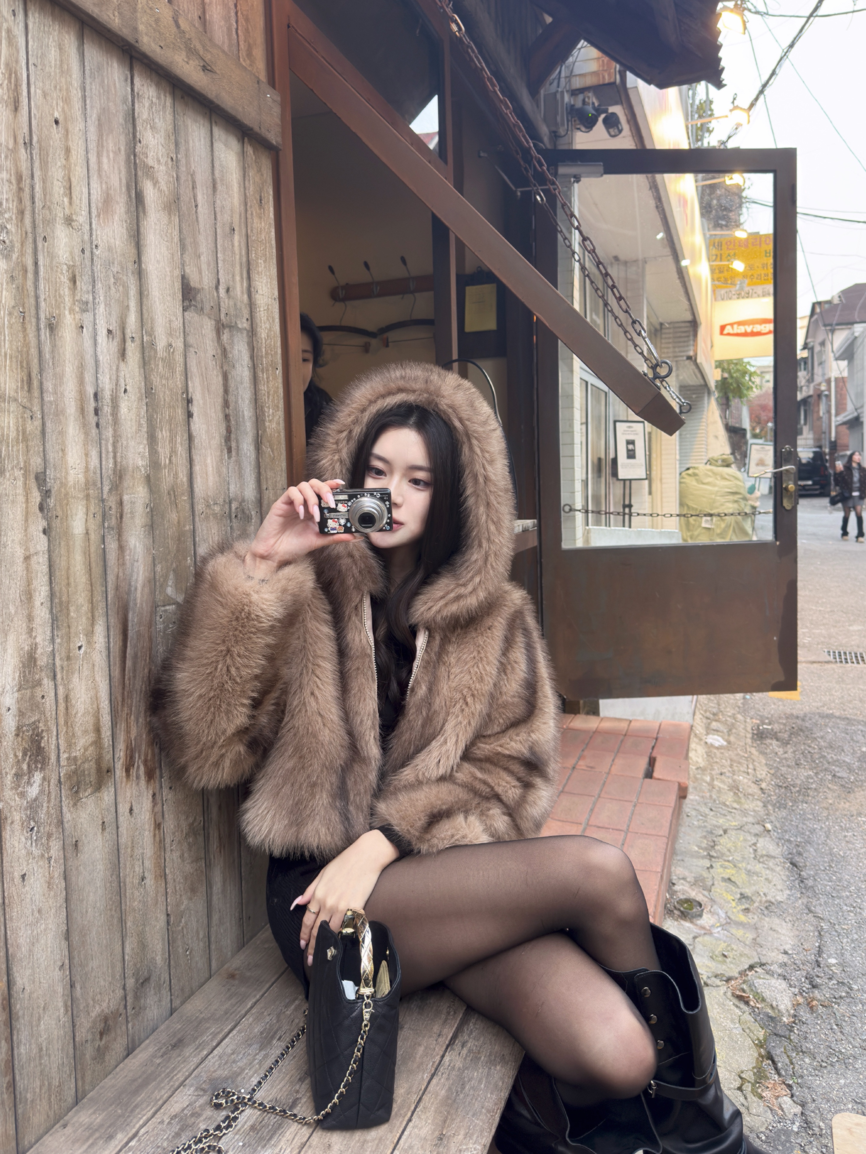 Chanel Clutch with Chain Grained Shiny Calfskin & Gold Black 착용 스타일 - 2