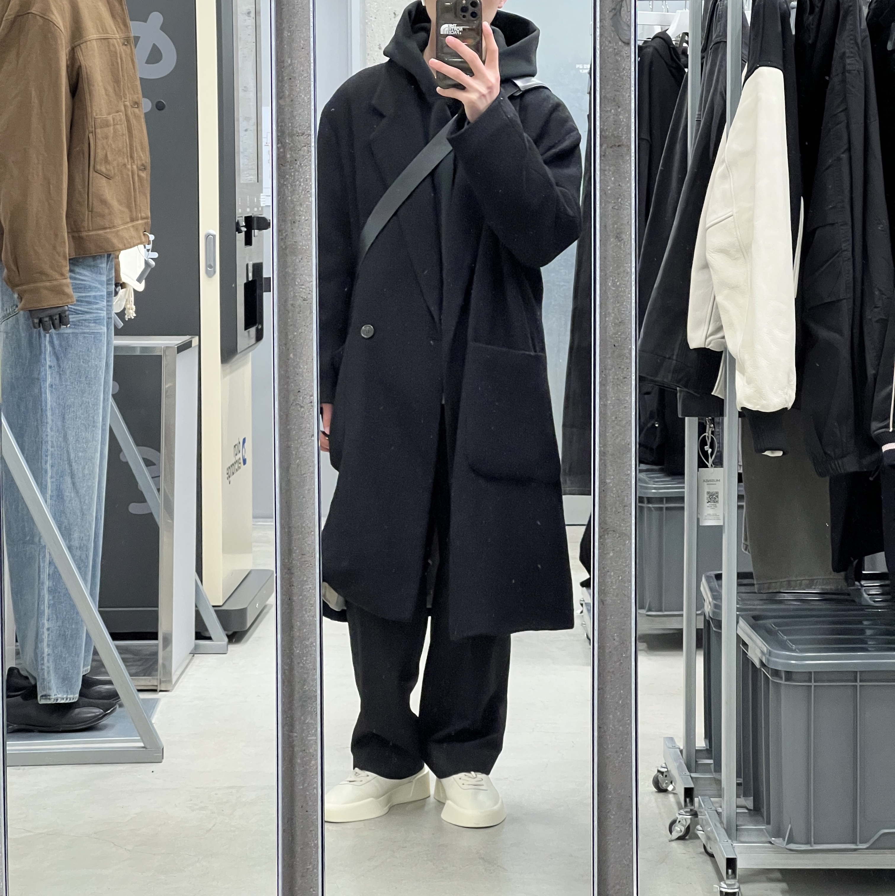 Fear of God Aerobic Low Sneakers Bone, Essentials Hoodie Jet Black - 23FW 착용 스타일
