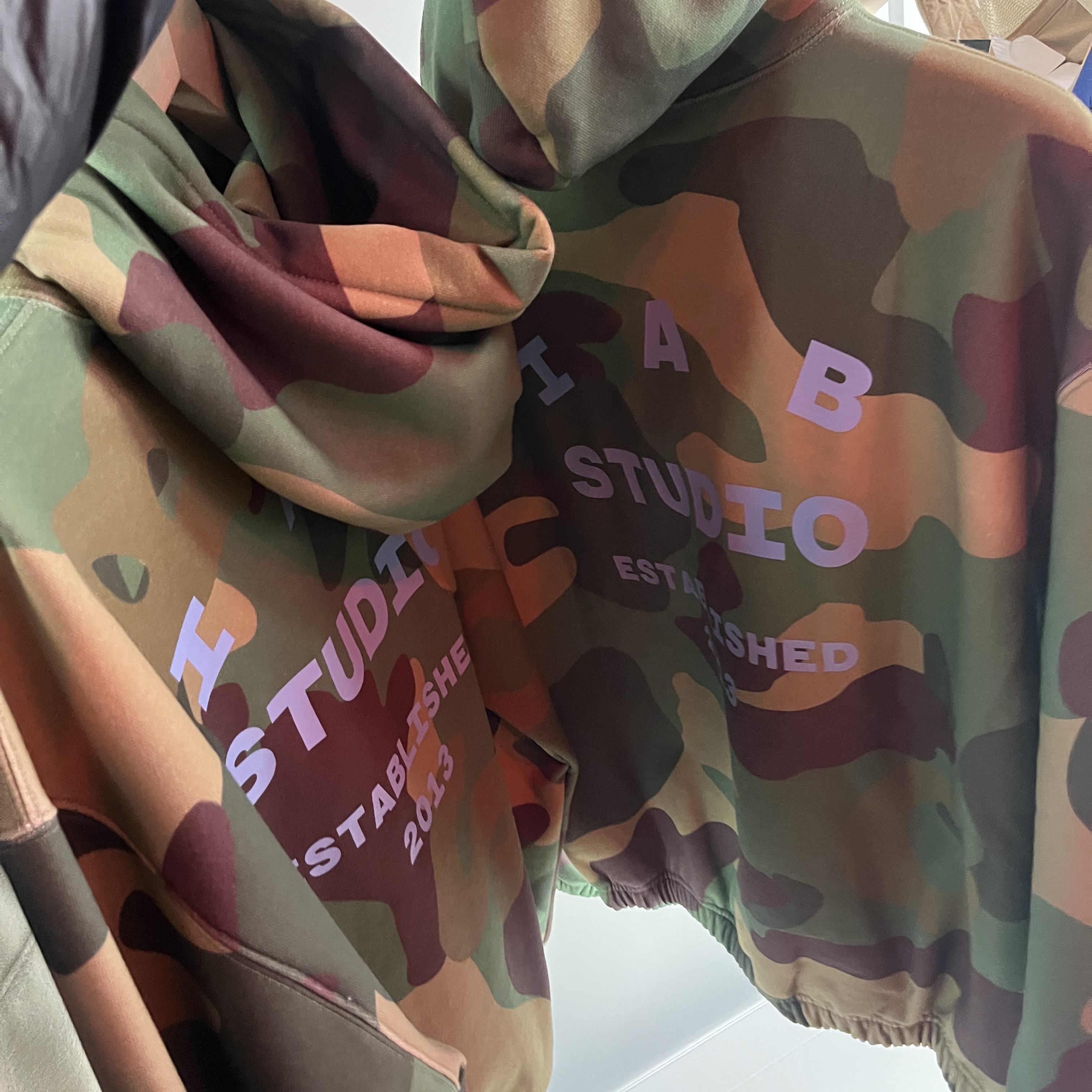 IAB Studio x Stranger Things Hunter Camo Hoodie 착용 스타일
