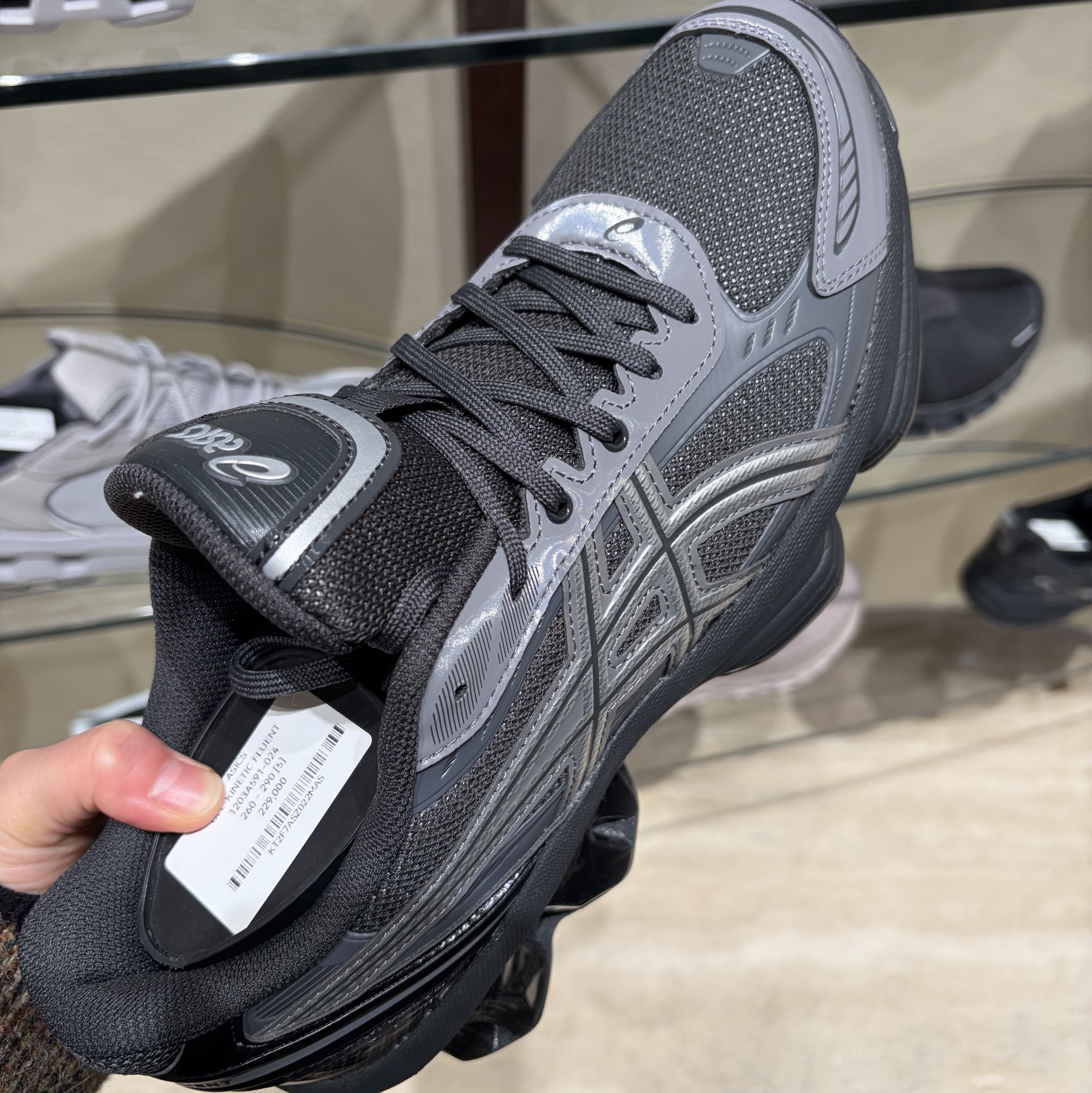 Asics Gel-Kinetic Fluent Graphite Grey Pure Silver 착용 스타일