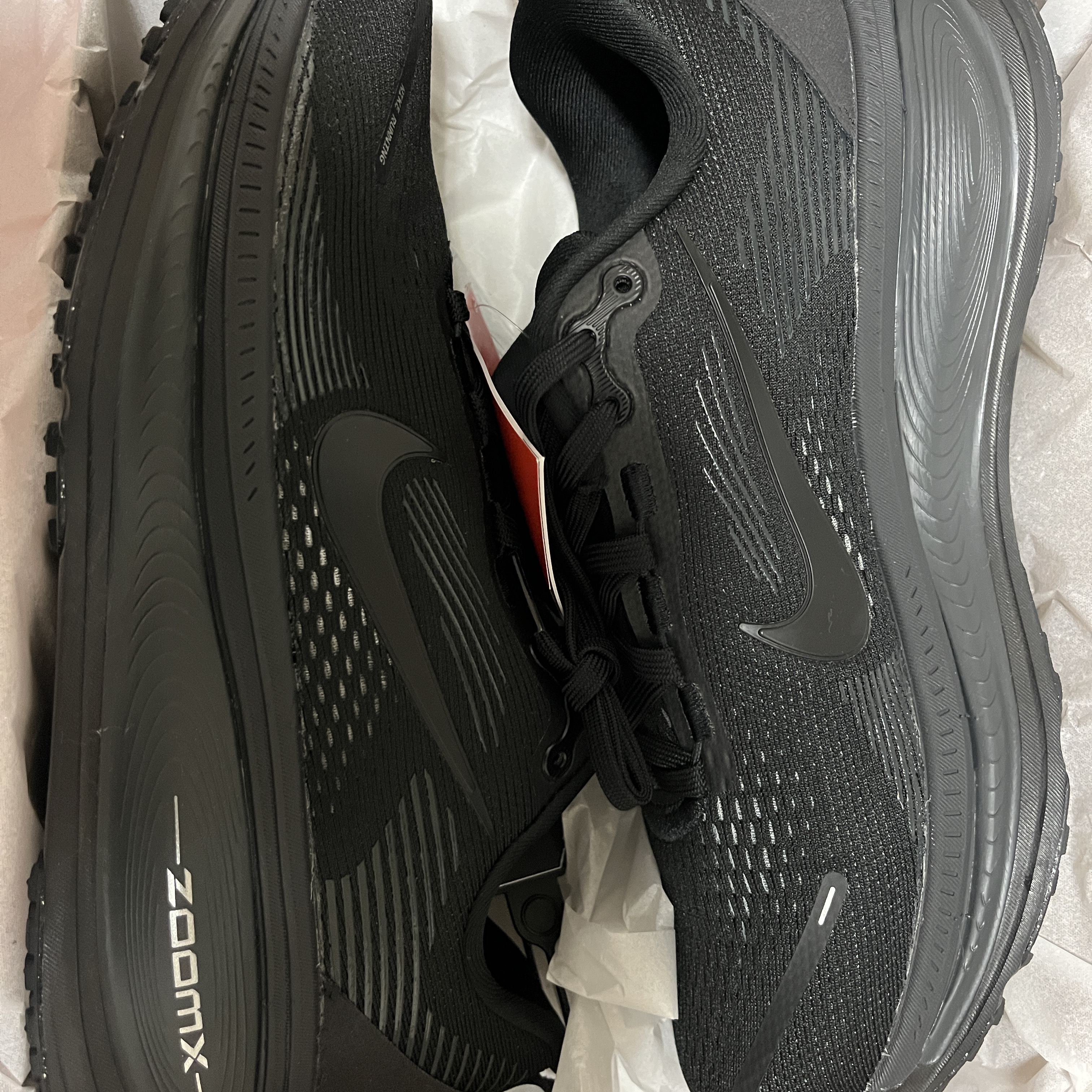 Nike Vomero 18 Black Dark Smoke Grey 착용 스타일 - 2