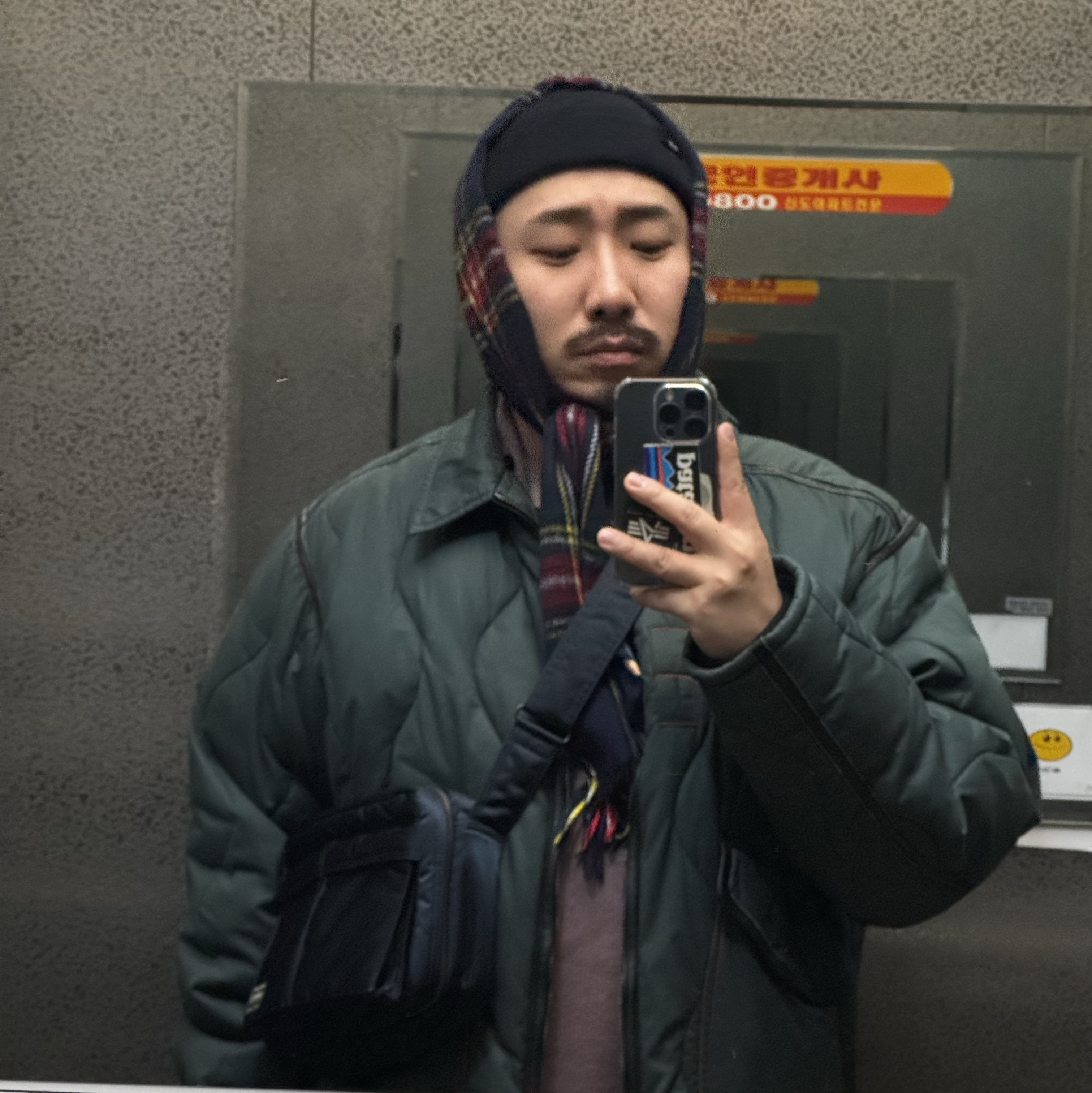 Porter Tanker Shoulder Bag S Iron Blue 착용 스타일