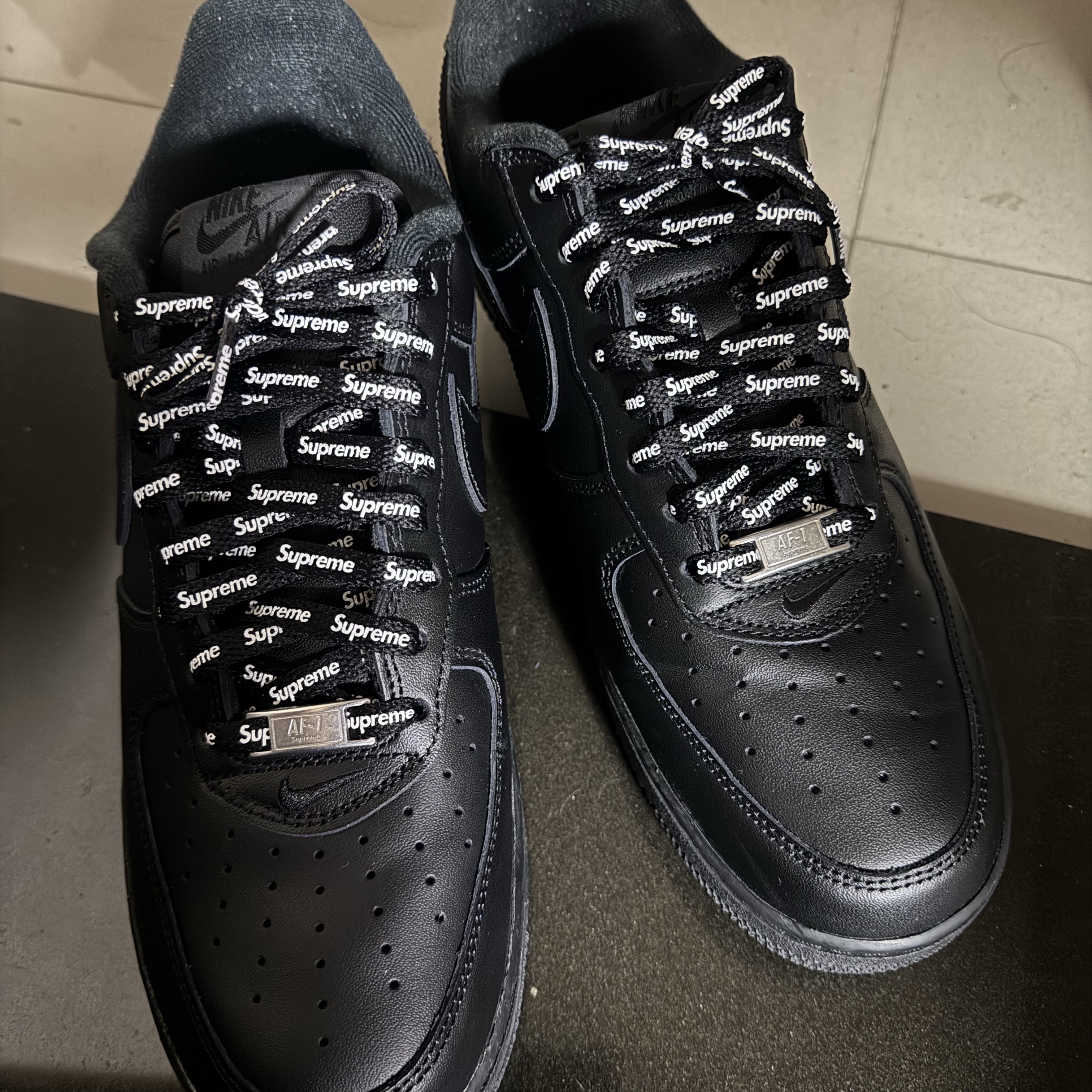 Nike x Supreme Air Force 1 Low Black 착용 스타일 - 2