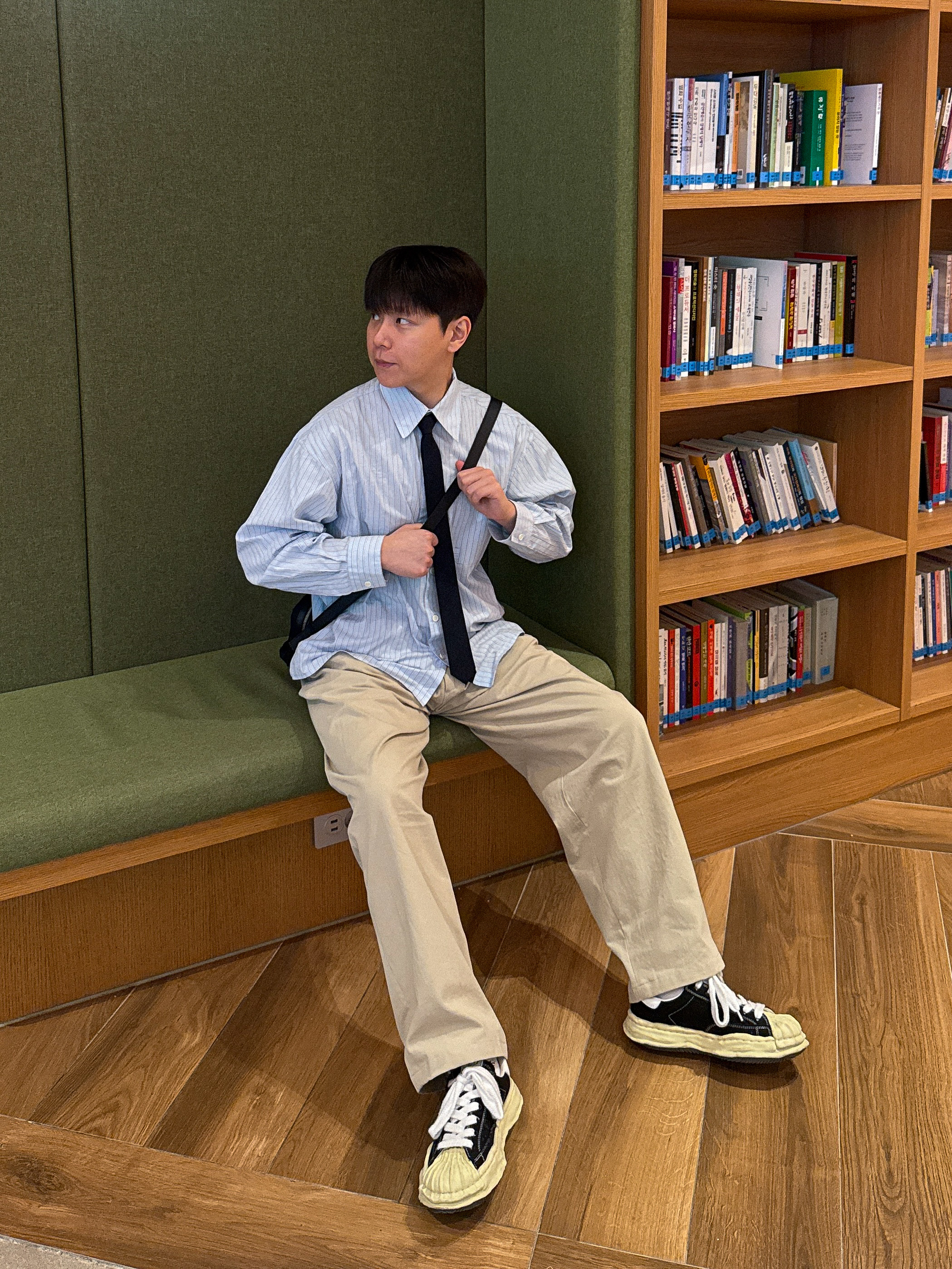 Waviness Origami Stripe Shirts Ocean Blue, noun Wide Tapered Chino Pants Beige 착용 스타일