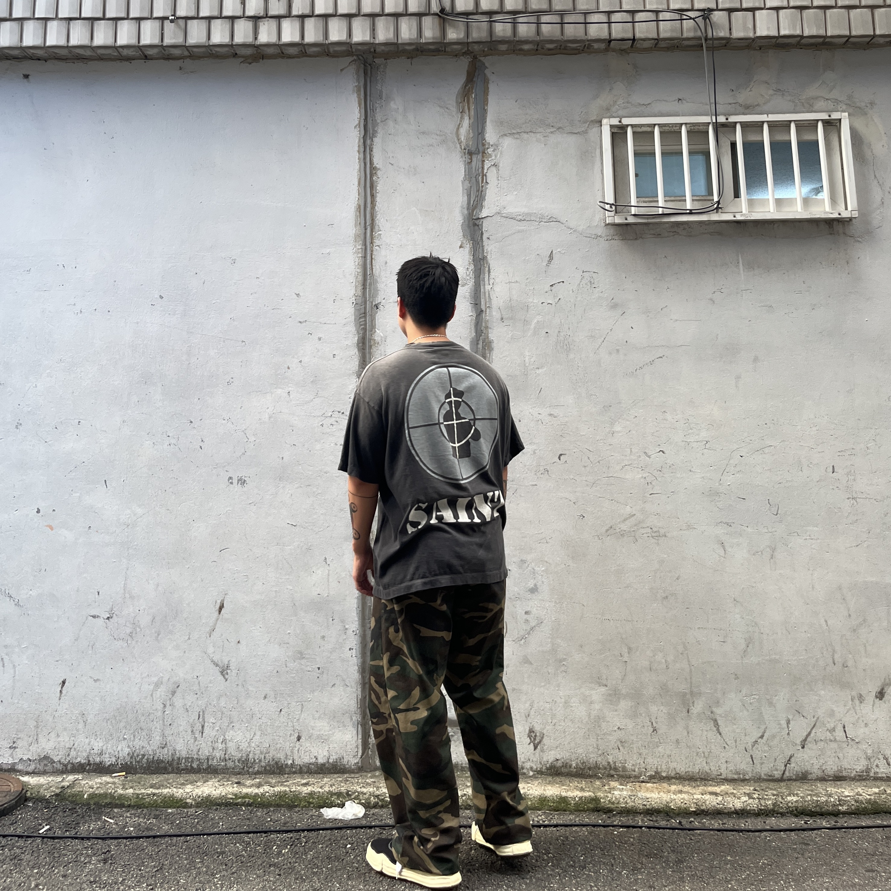 Maison Mihara Yasuhiro Baker OG Sole OD Canvas Low-top Sneakers Black, Saint Mxxxxxx x Public Enemy SNT Enemy S/S T-Shirt Black 착용 스타일 - 2